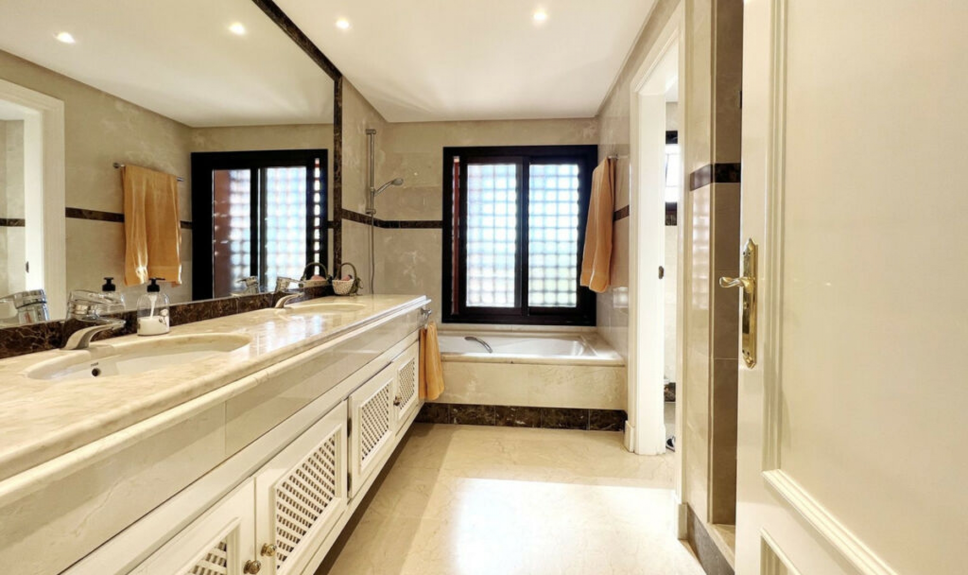 Resale - Apartment -
Nueva Andalucía