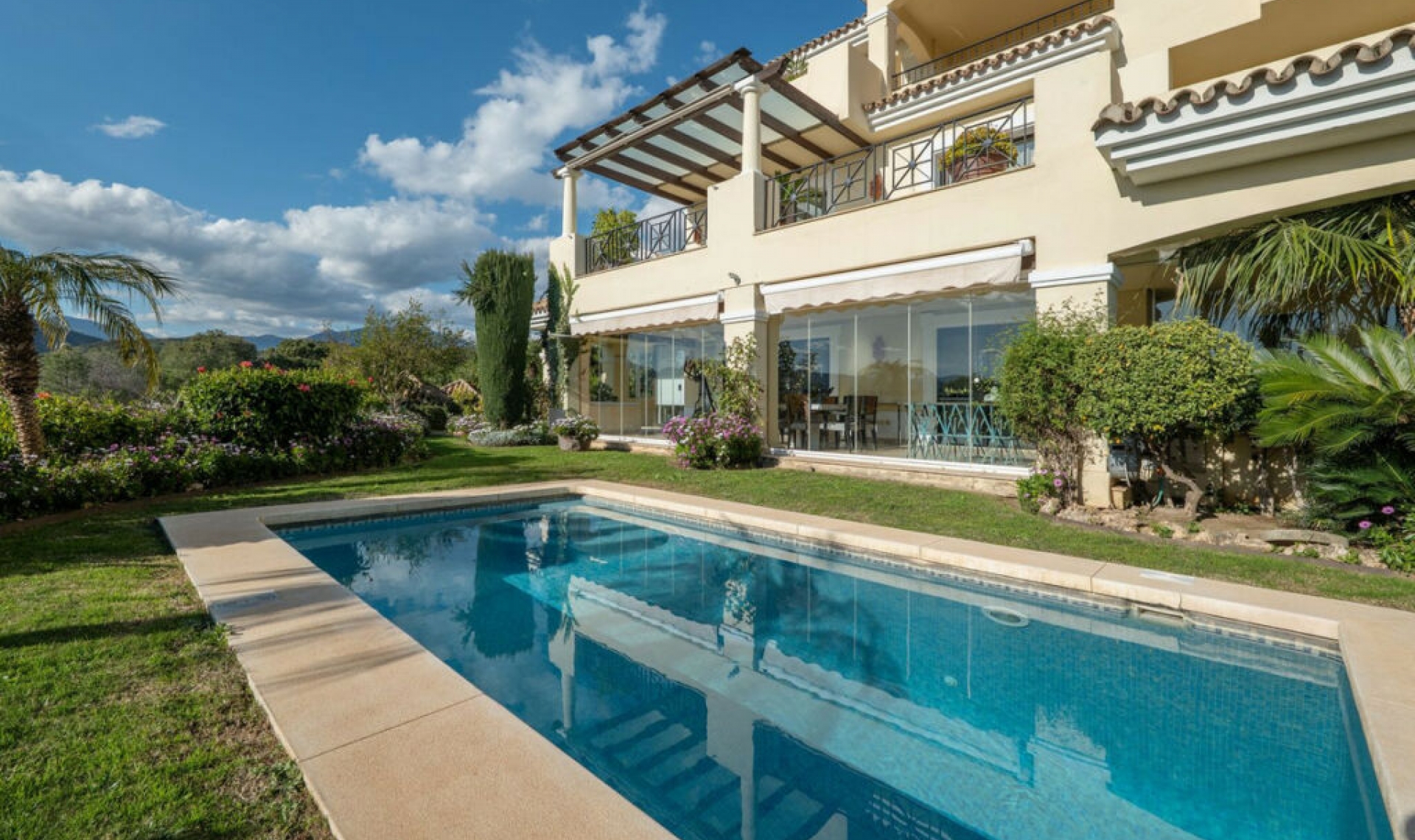 Resale - Apartment -
Nueva Andalucía