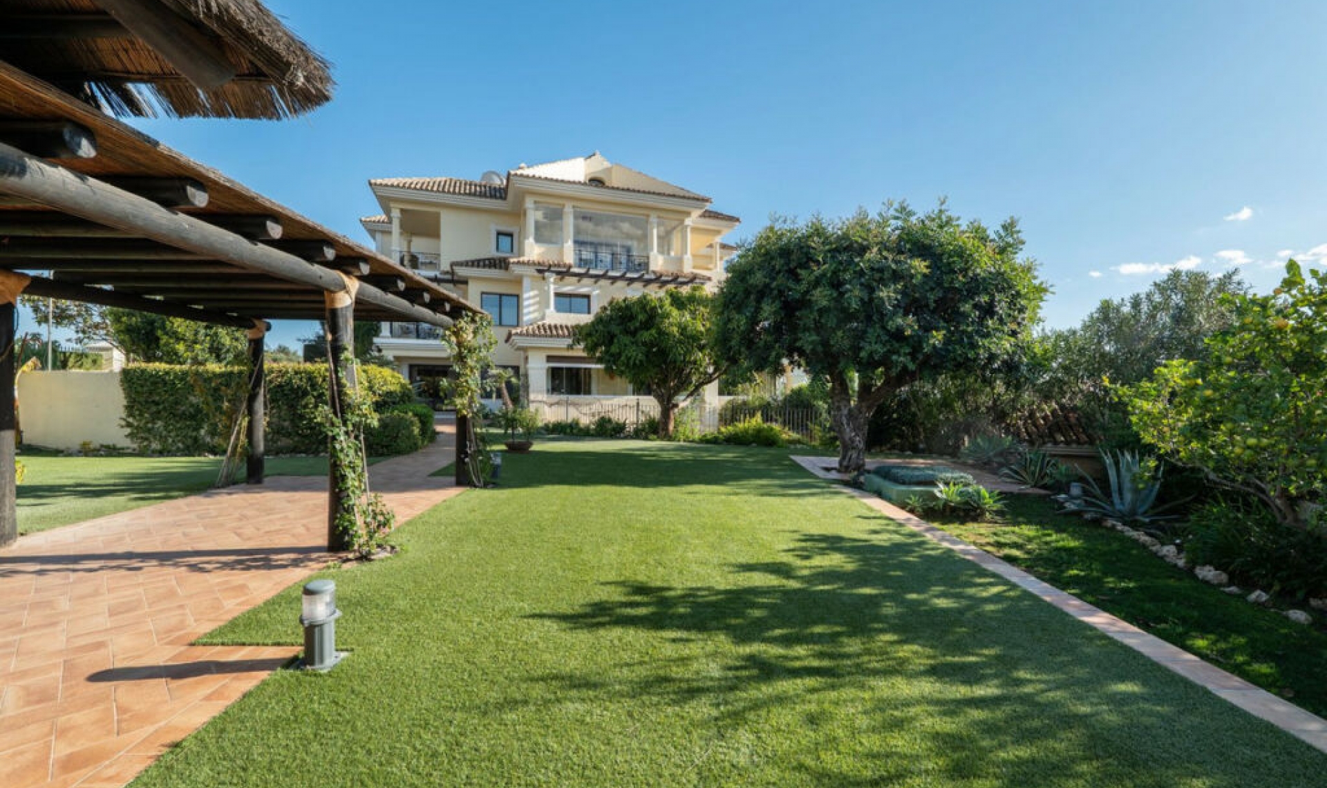 Resale - Apartment -
Nueva Andalucía