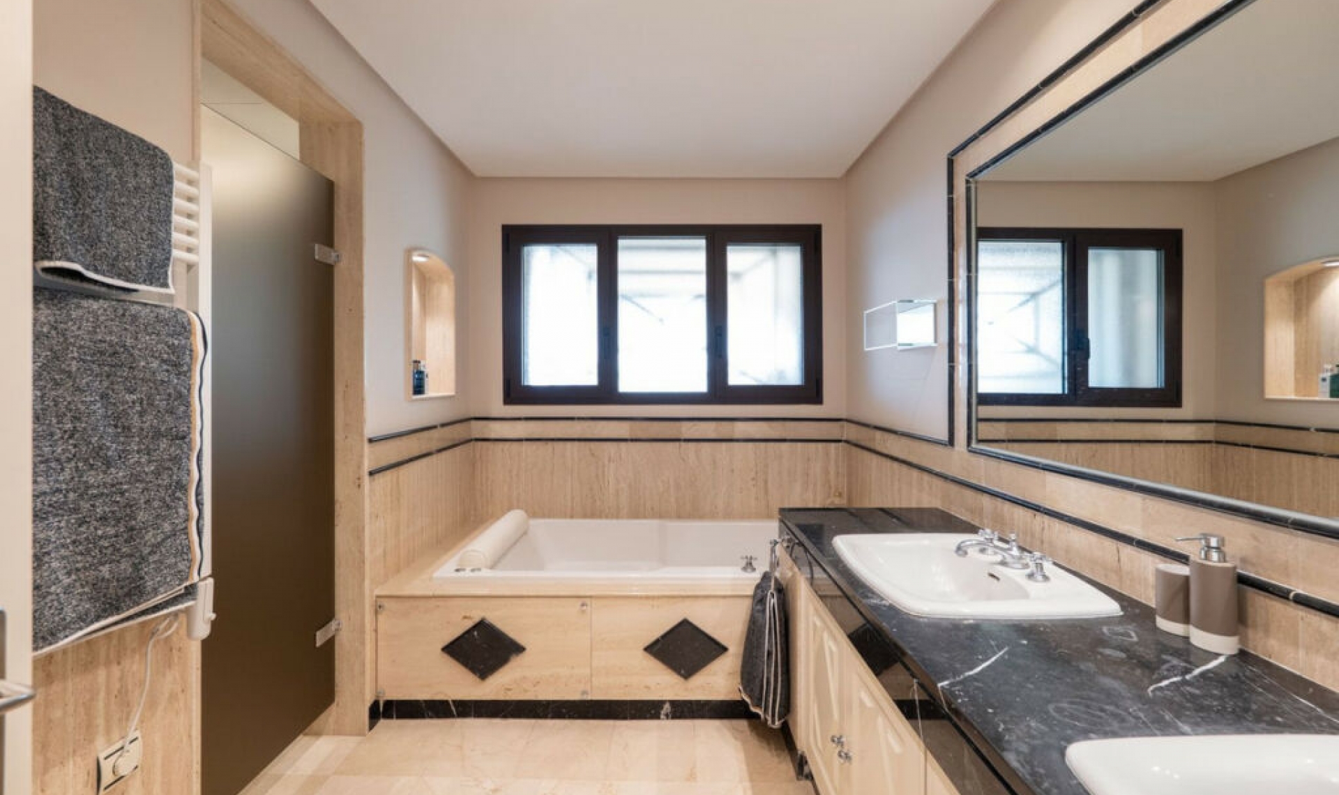 Resale - Apartment -
Nueva Andalucía