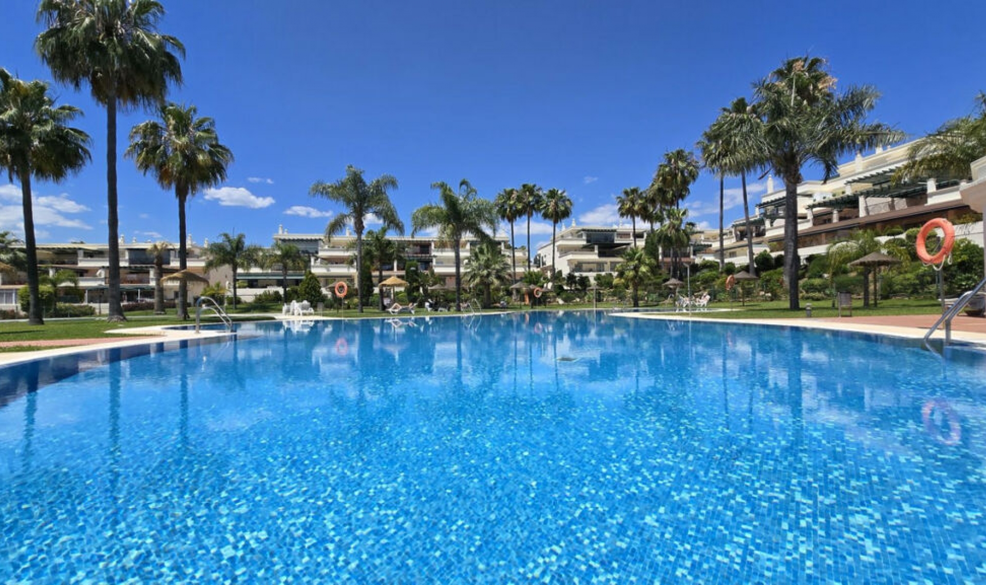 Resale - Apartment -
Nueva Andalucía