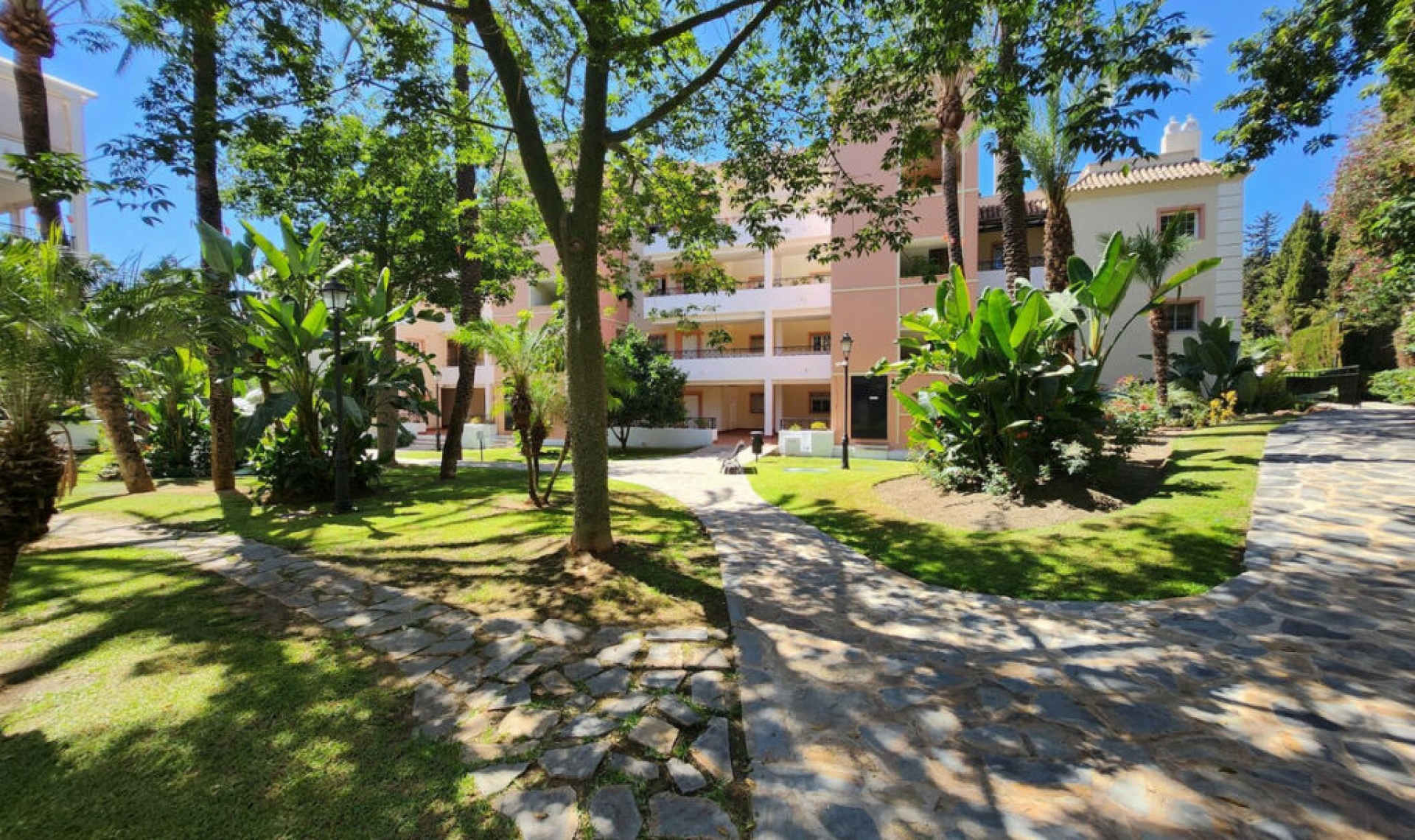 Resale - Apartment -
Nueva Andalucía