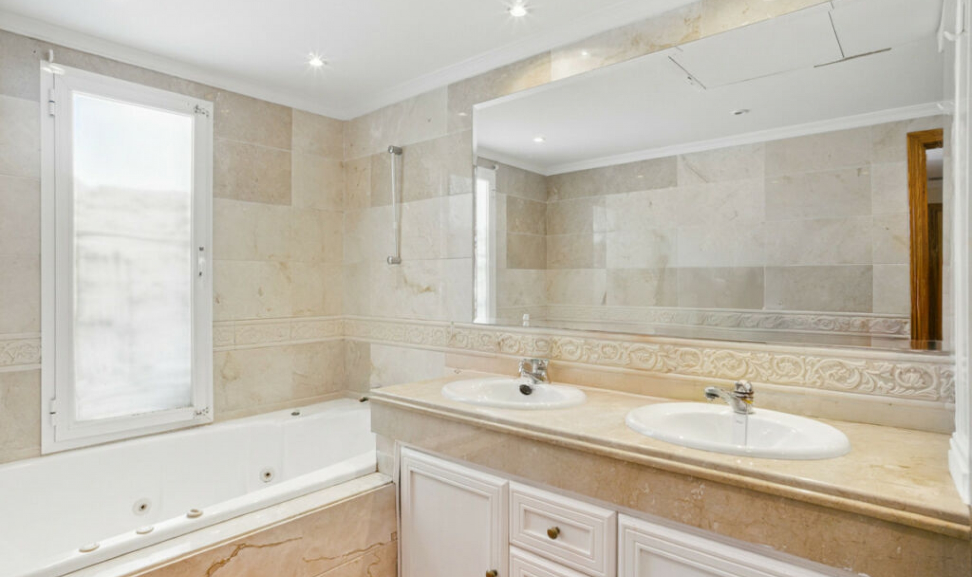 Resale - Apartment -
Nueva Andalucía