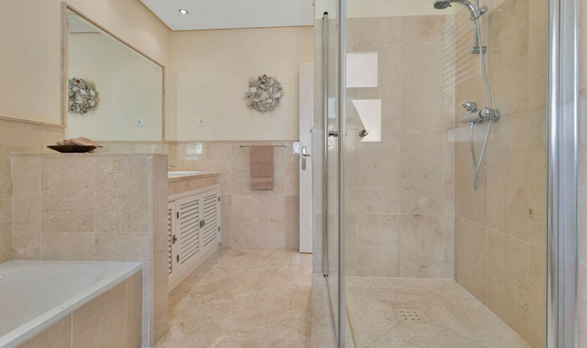 Resale - Apartment -
Ojén