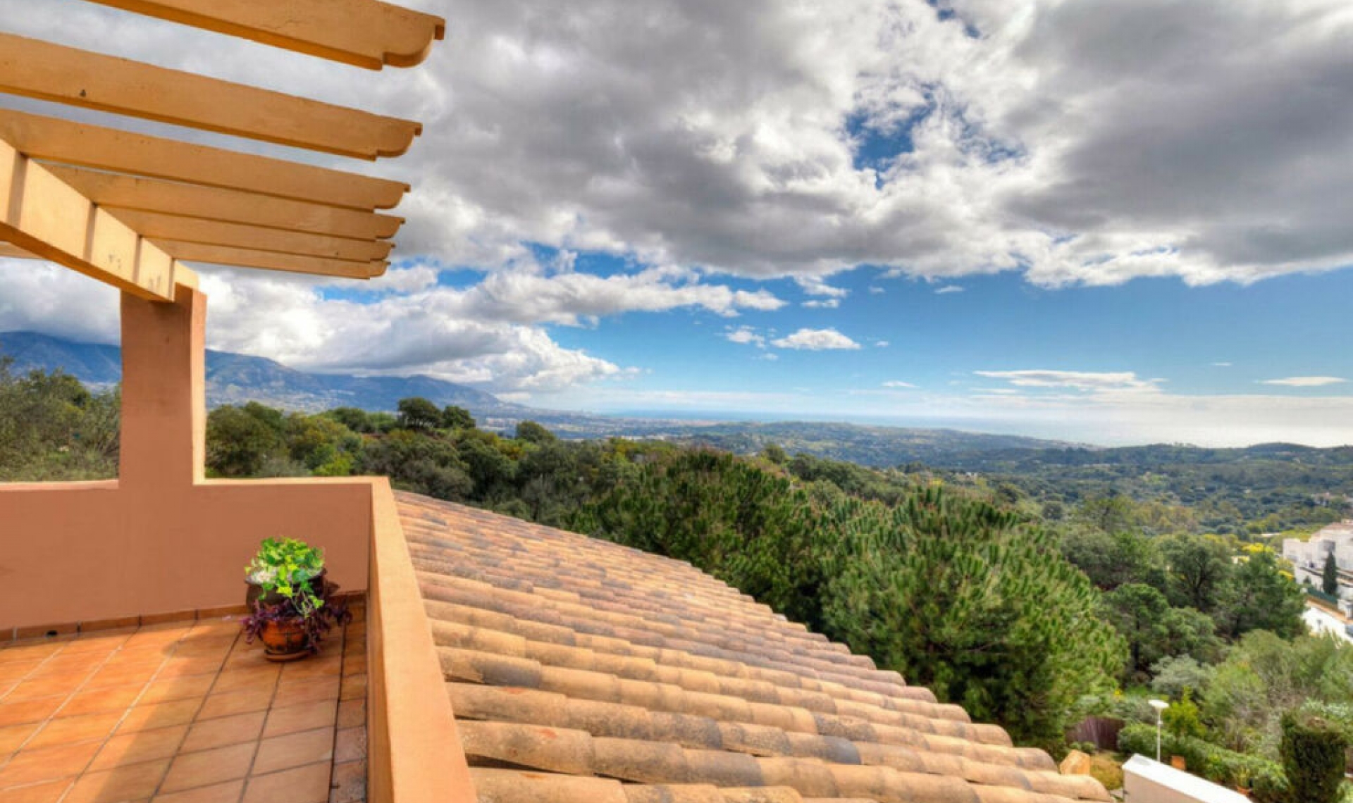 Resale - Apartment -
Ojén