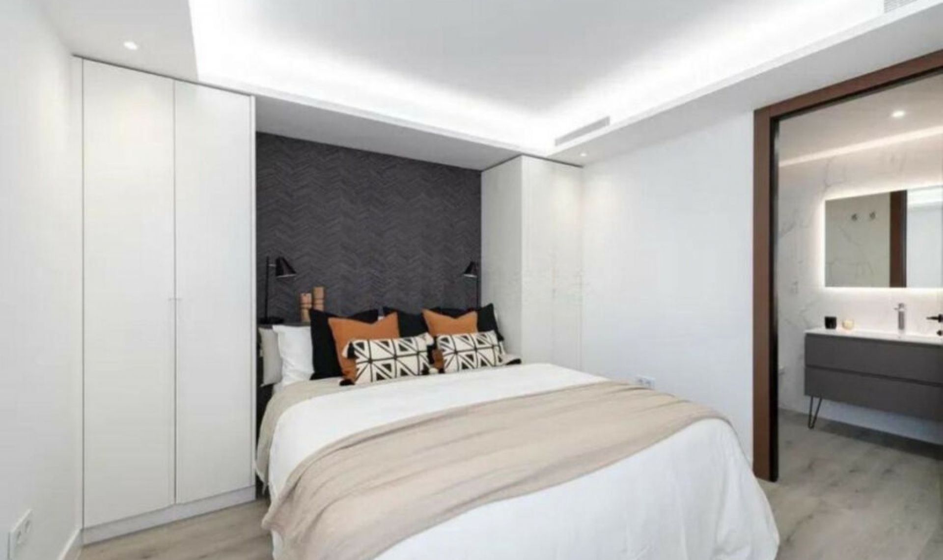 Resale - Apartment -
Puerto Banús
