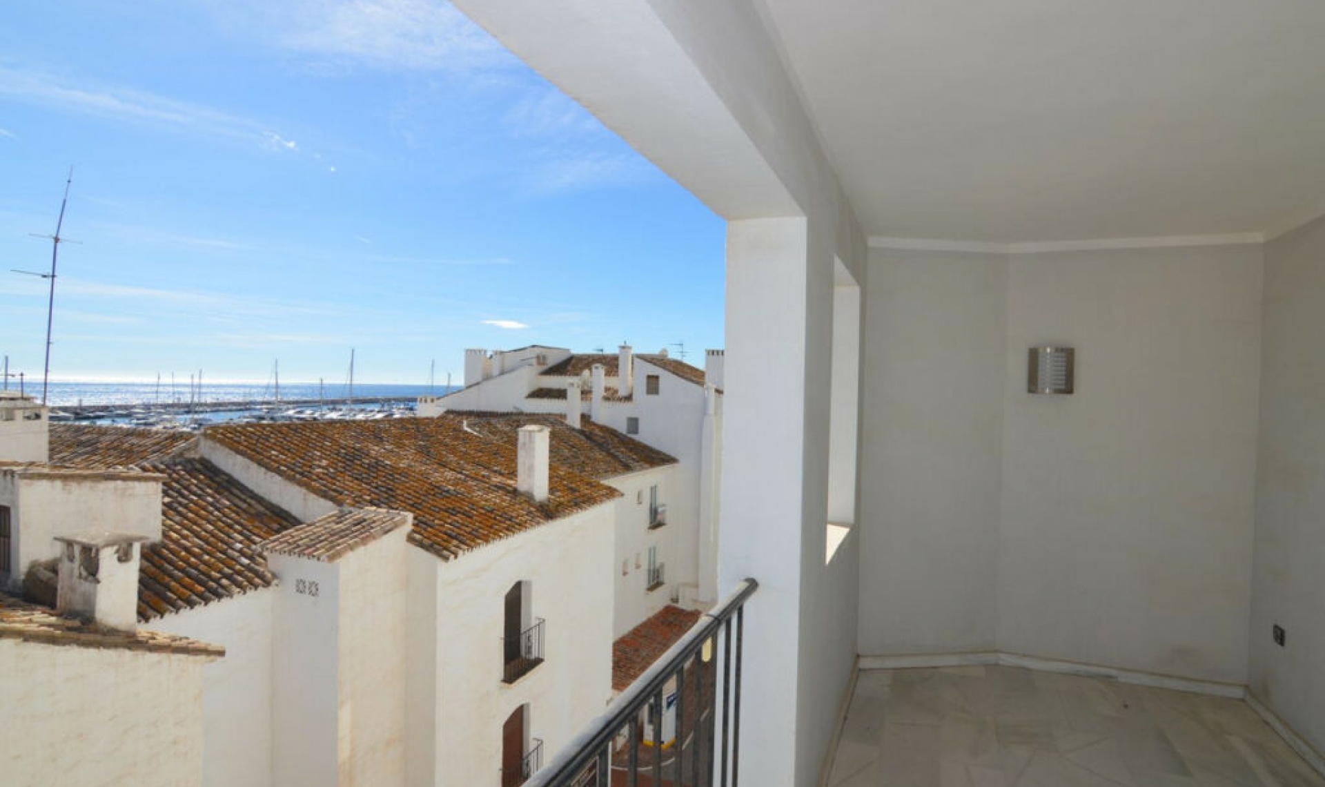 Resale - Apartment -
Puerto Banús