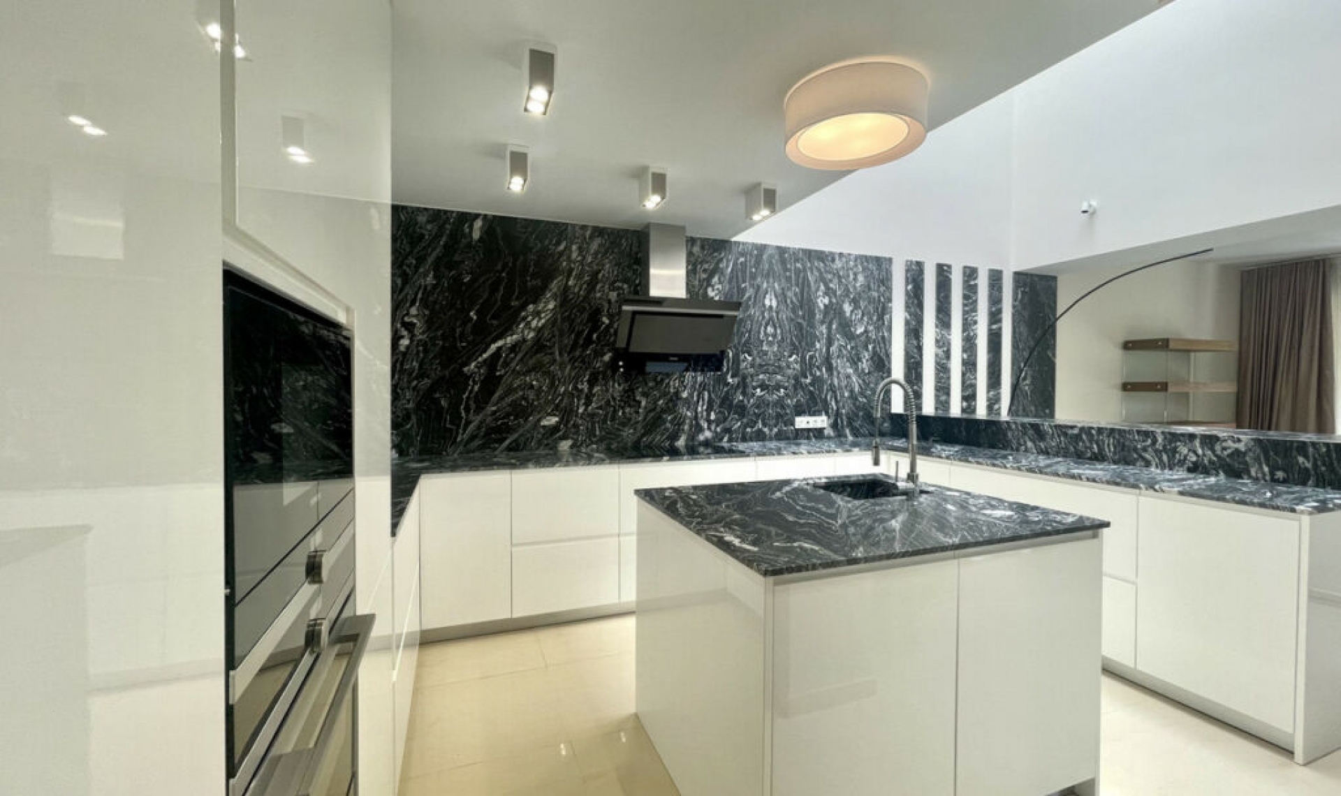 Resale - Apartment -
Puerto Banús