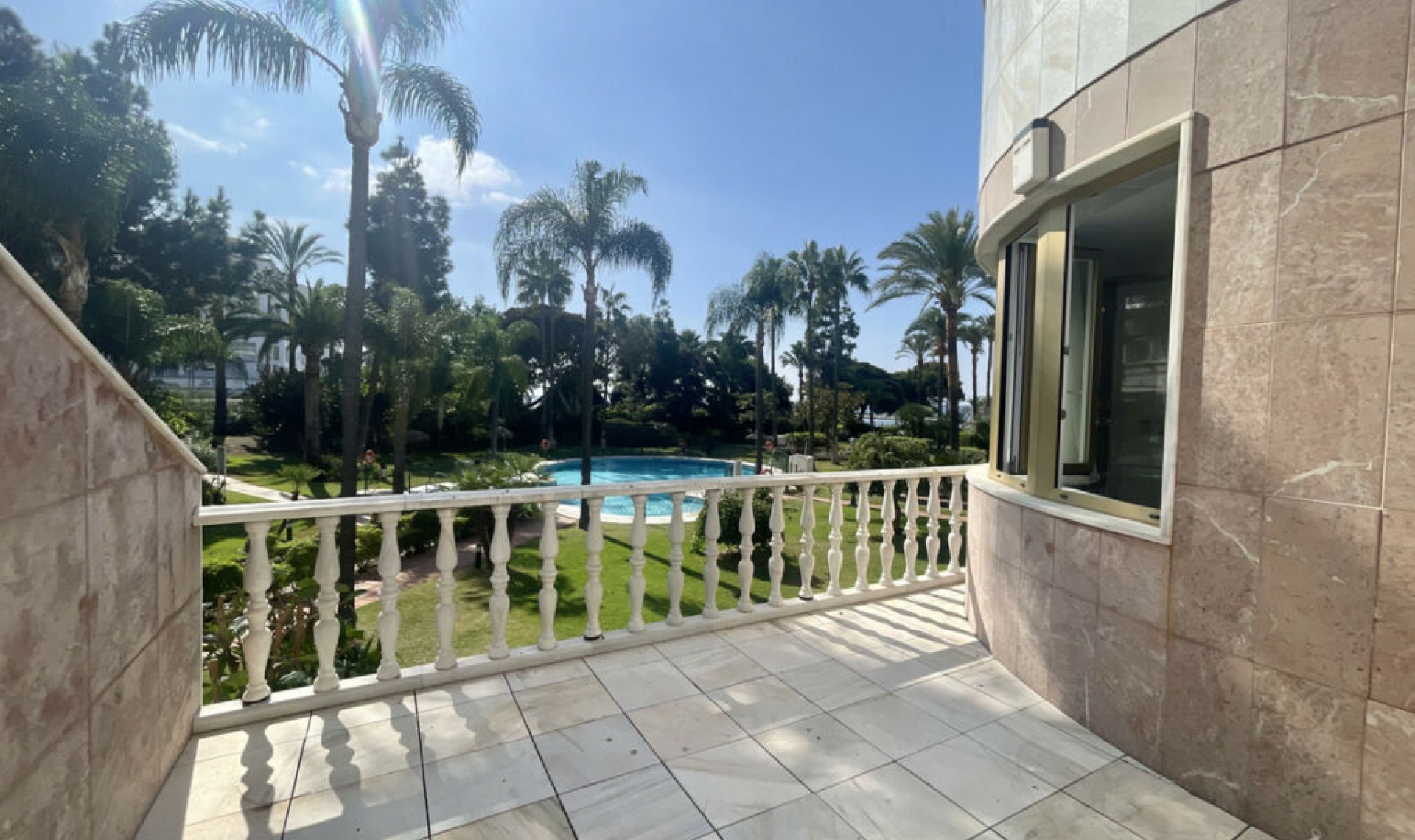 Resale - Apartment -
Puerto Banús
