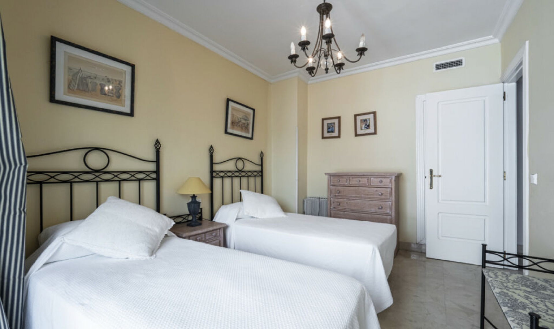 Resale - Apartment -
Puerto Banús