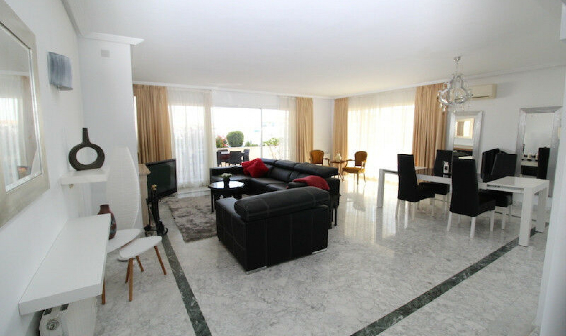 Resale - Apartment -
Puerto Banús