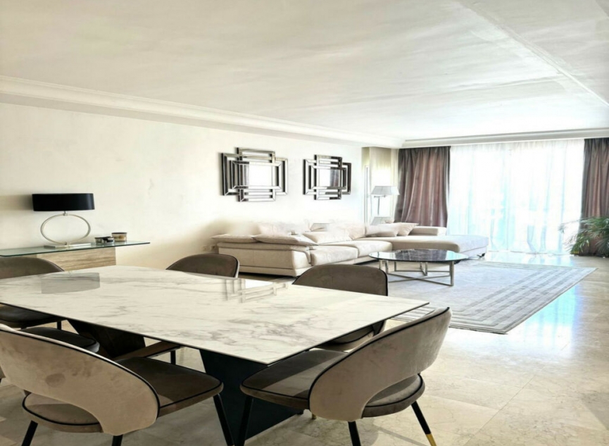 Resale - Apartment -
Puerto Banús