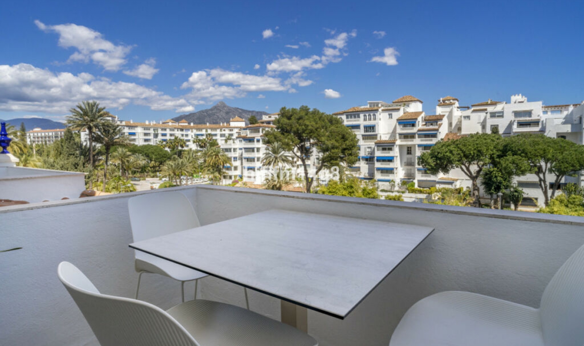 Resale - Apartment -
Puerto Banús