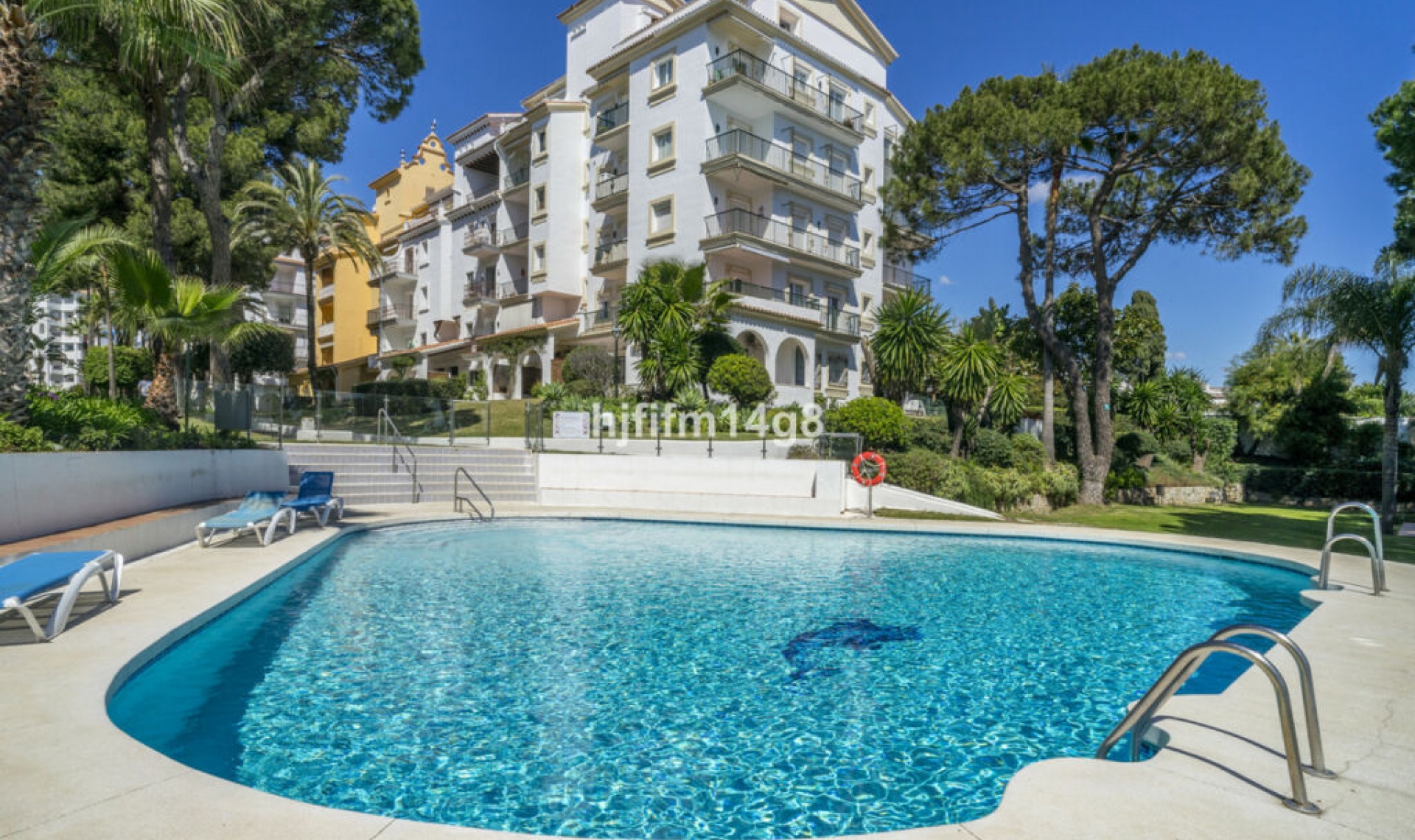 Resale - Apartment -
Puerto Banús