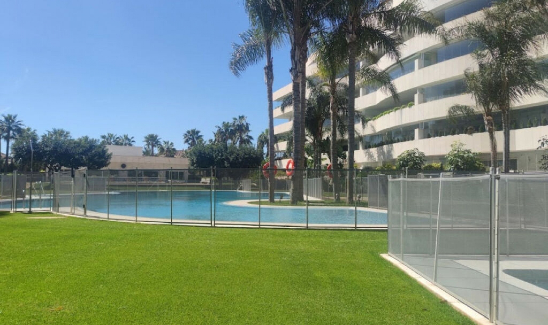 Resale - Apartment -
Puerto Banús