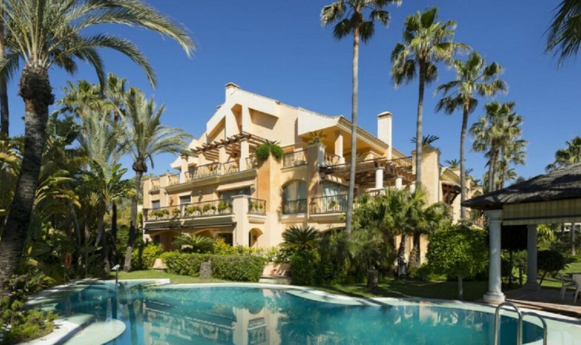 Resale - Apartment -
Puerto Banús