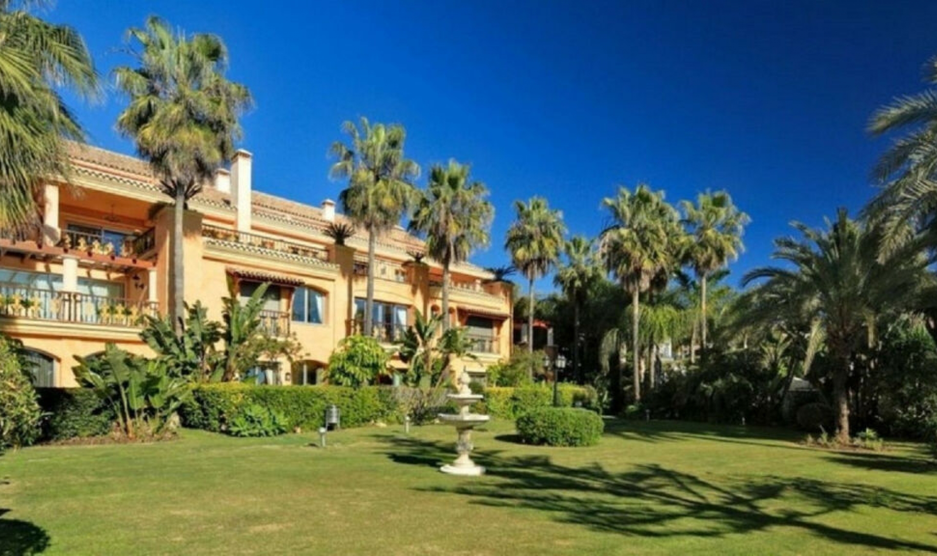 Resale - Apartment -
Puerto Banús