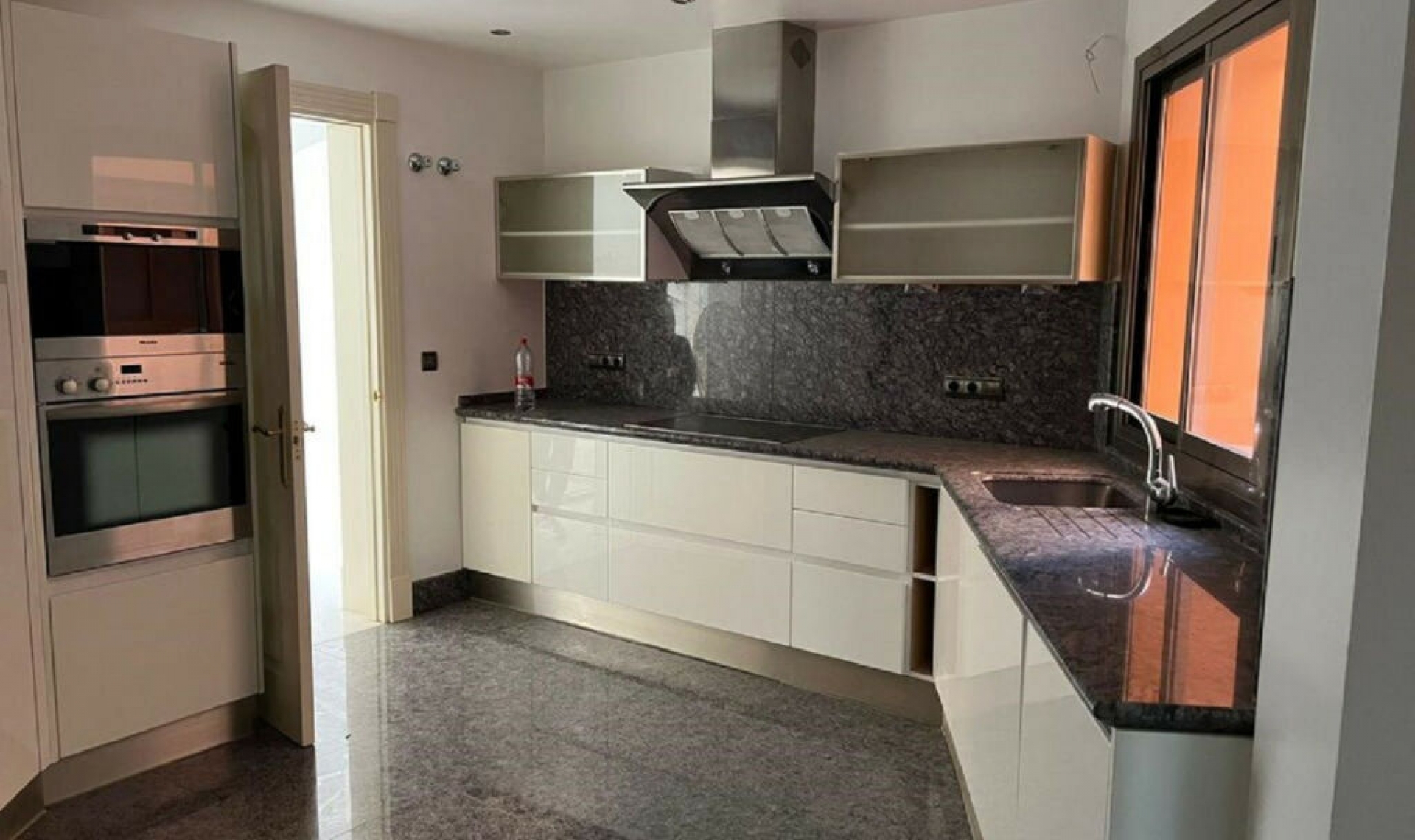 Resale - Apartment -
Puerto Banús