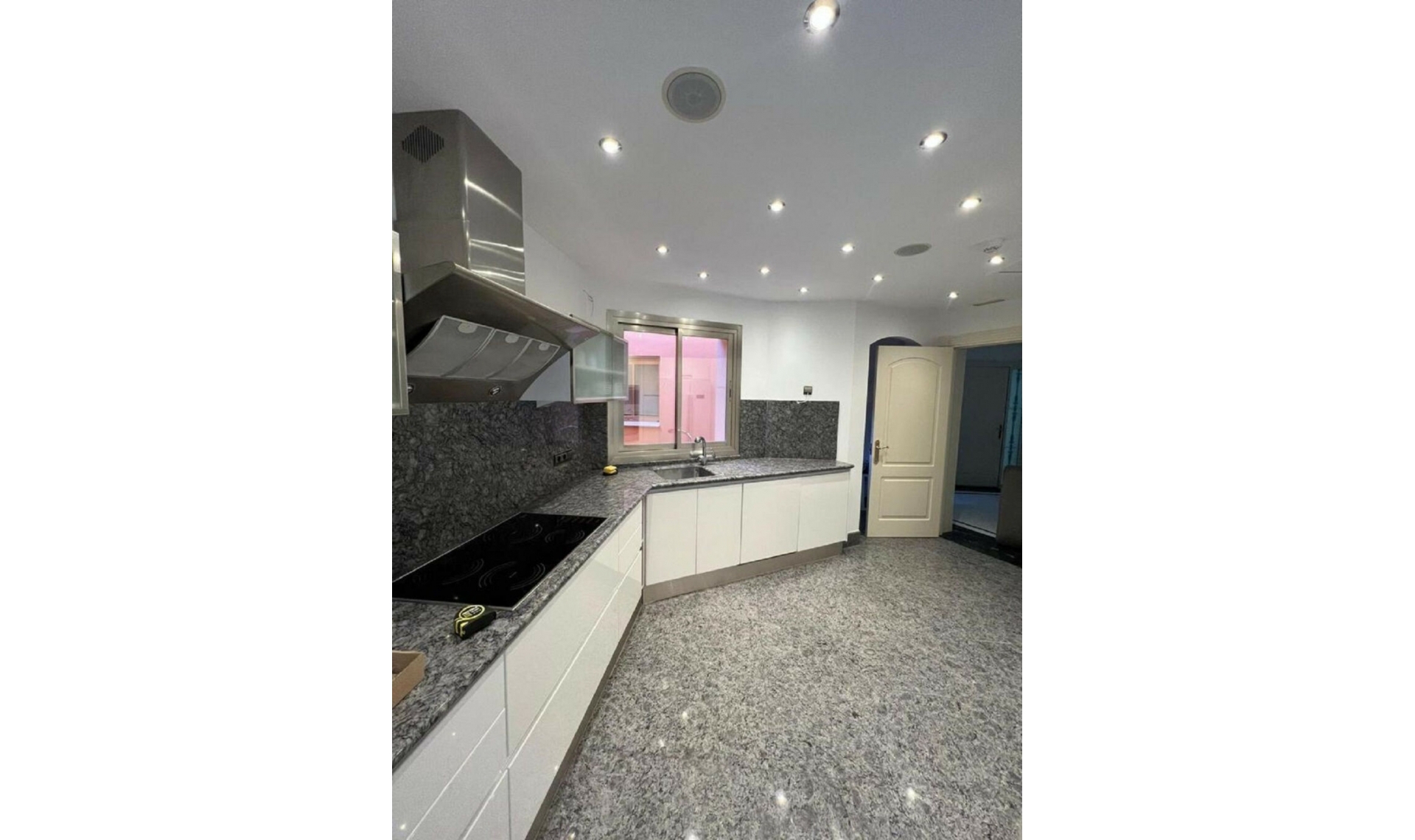 Resale - Apartment -
Puerto Banús