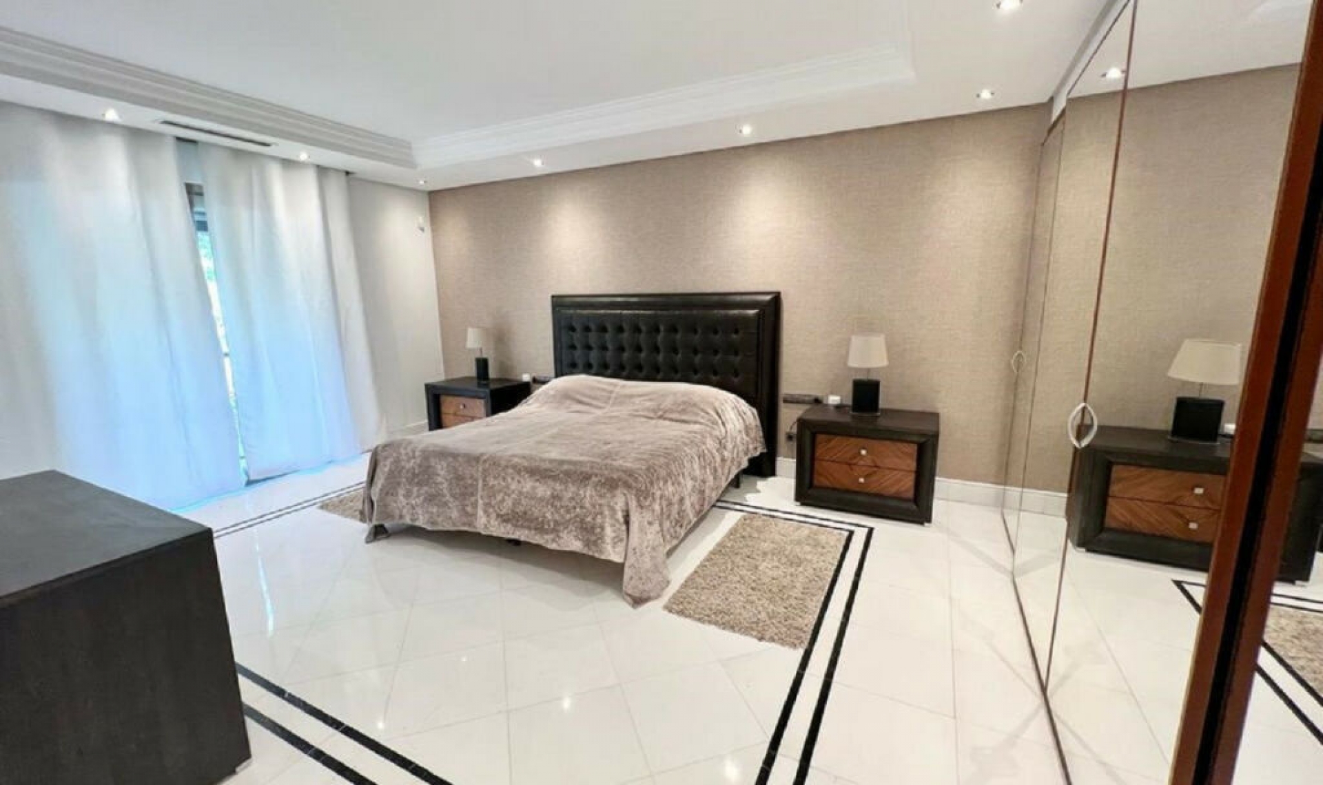 Resale - Apartment -
Puerto Banús