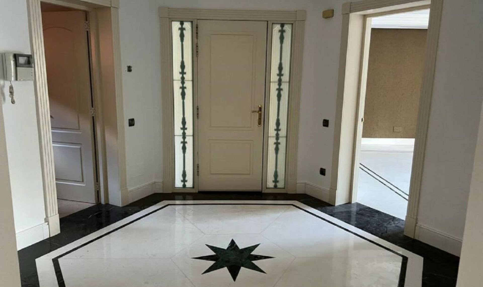 Resale - Apartment -
Puerto Banús