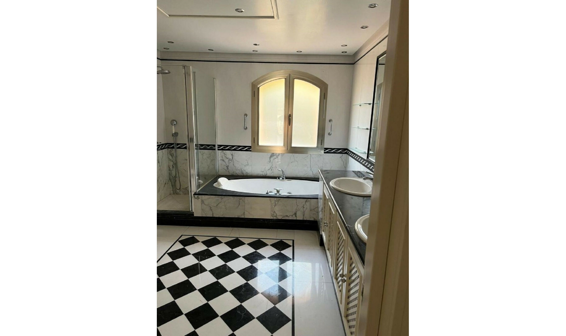 Resale - Apartment -
Puerto Banús