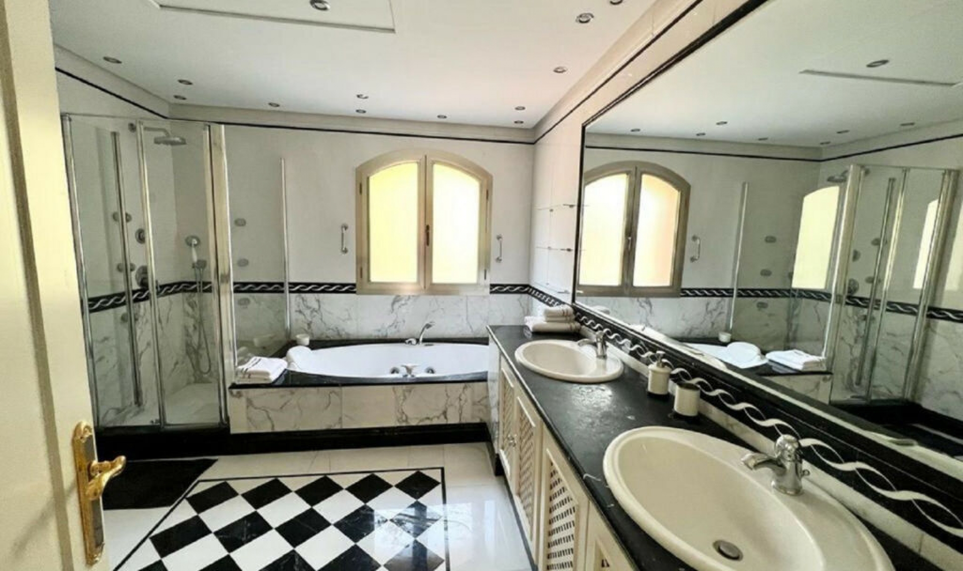 Resale - Apartment -
Puerto Banús