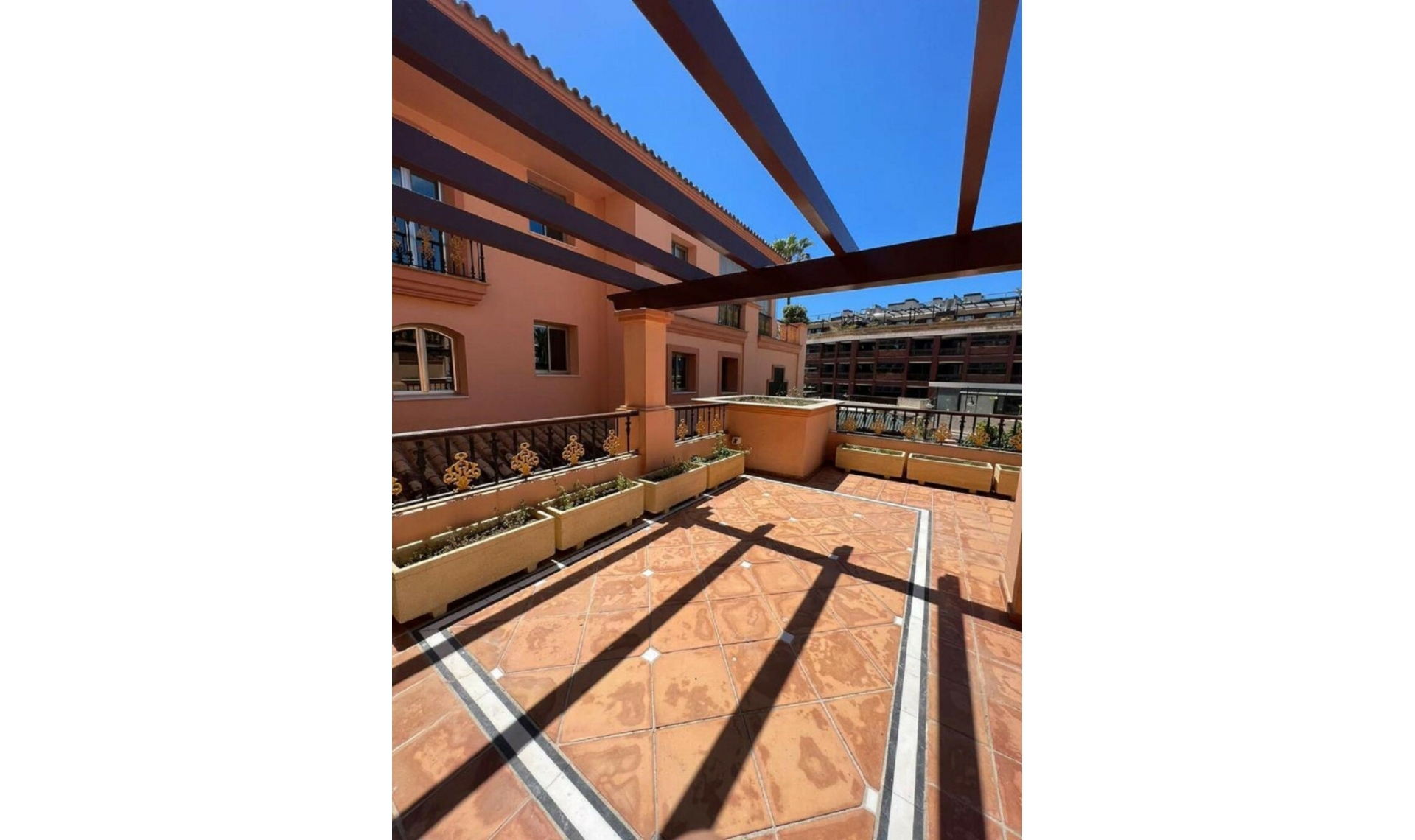 Resale - Apartment -
Puerto Banús