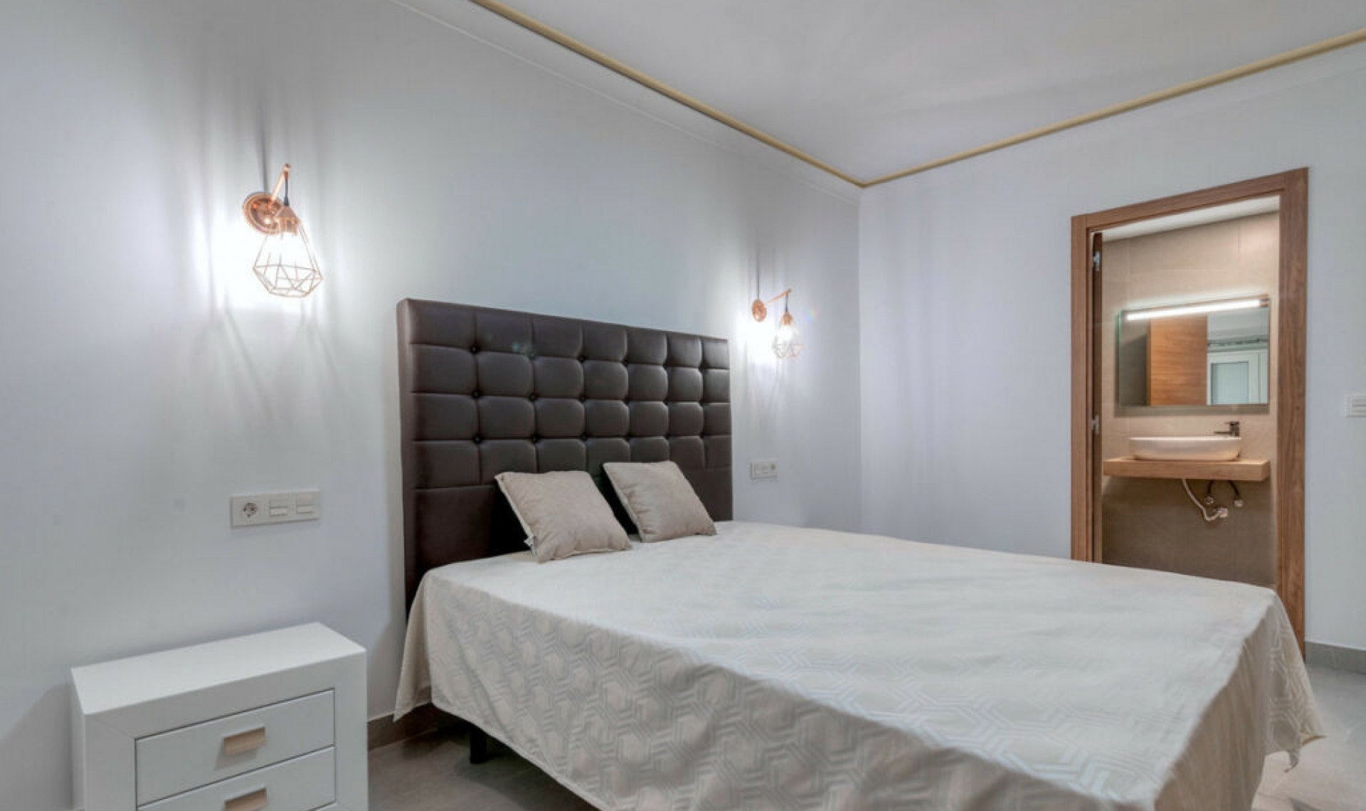 Resale - Apartment -
Puerto Banús