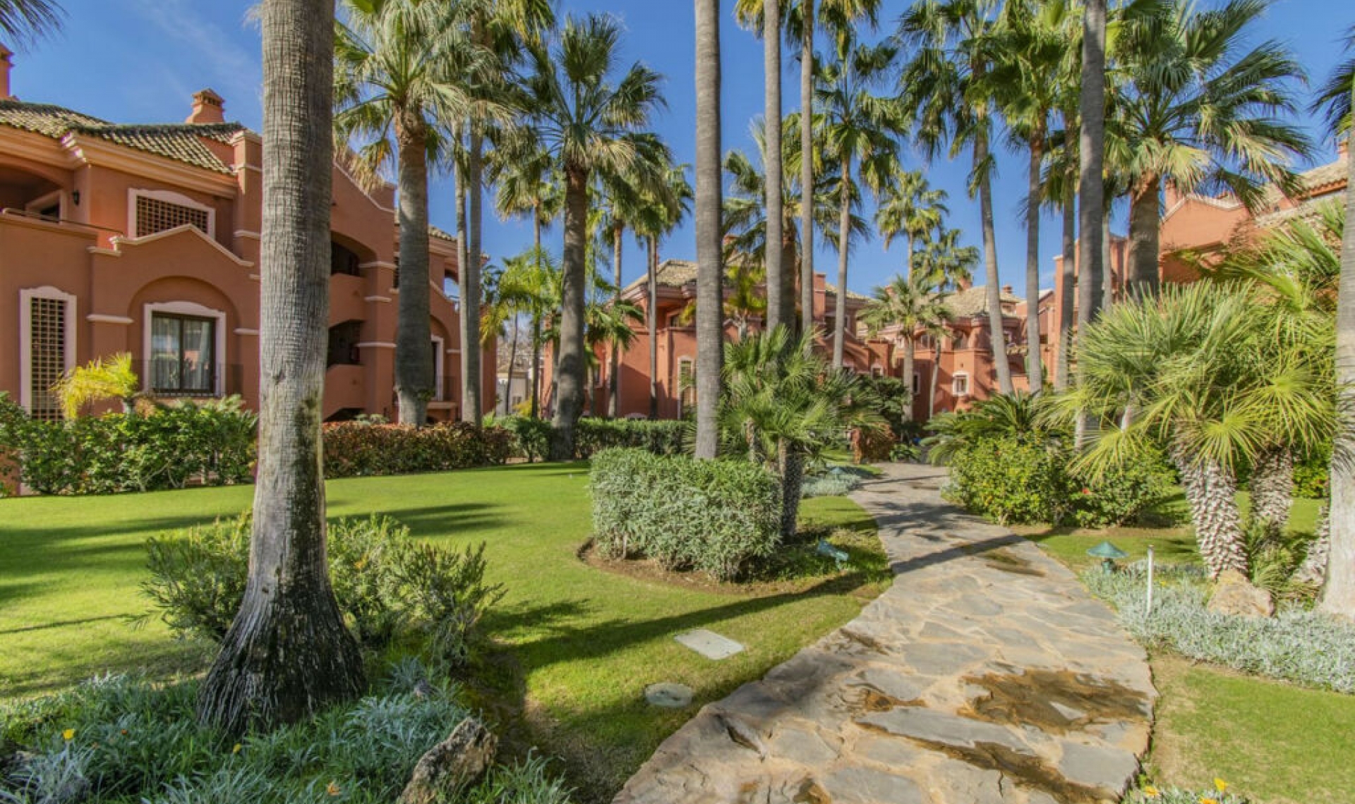 Resale - Apartment -
Puerto Banús