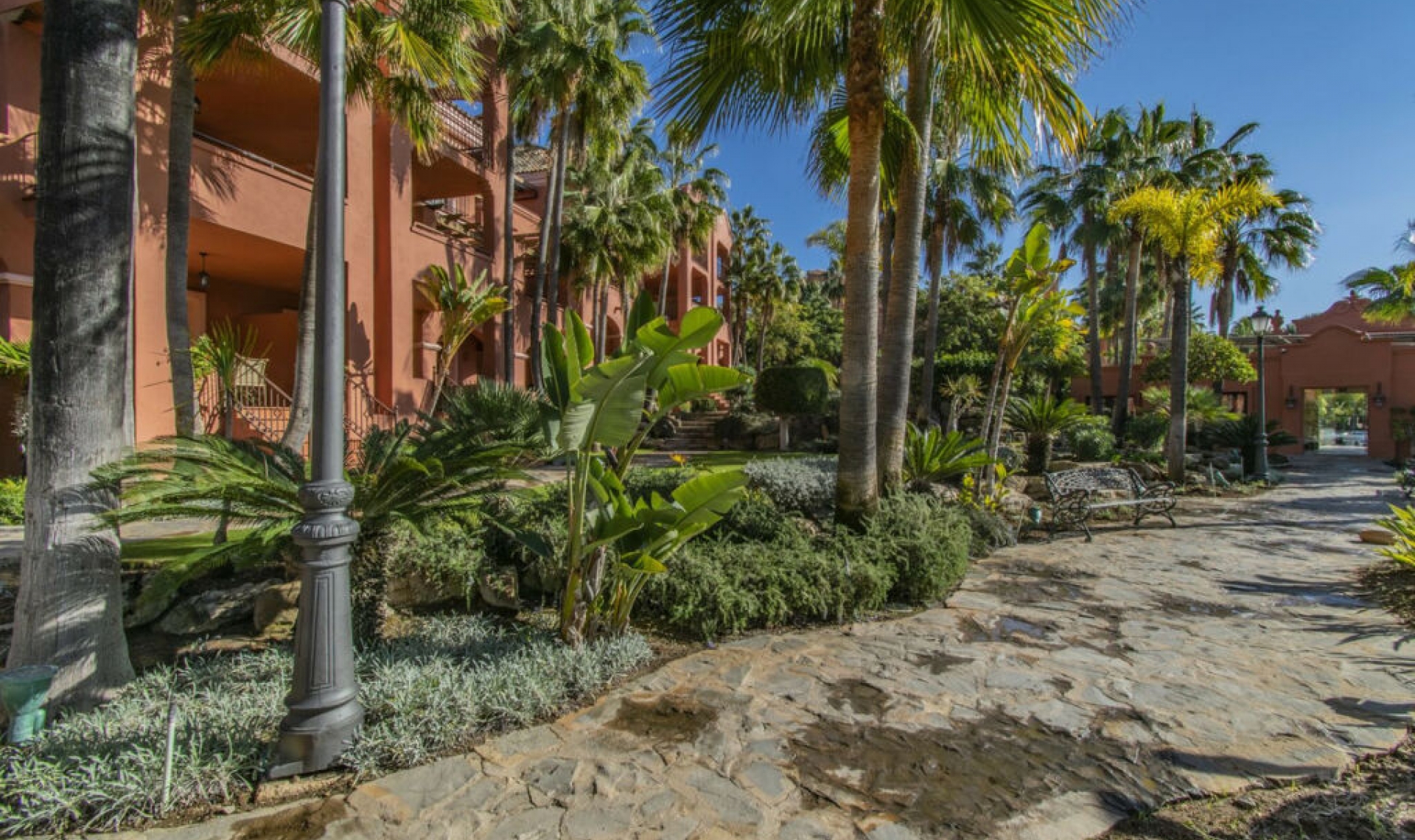 Resale - Apartment -
Puerto Banús