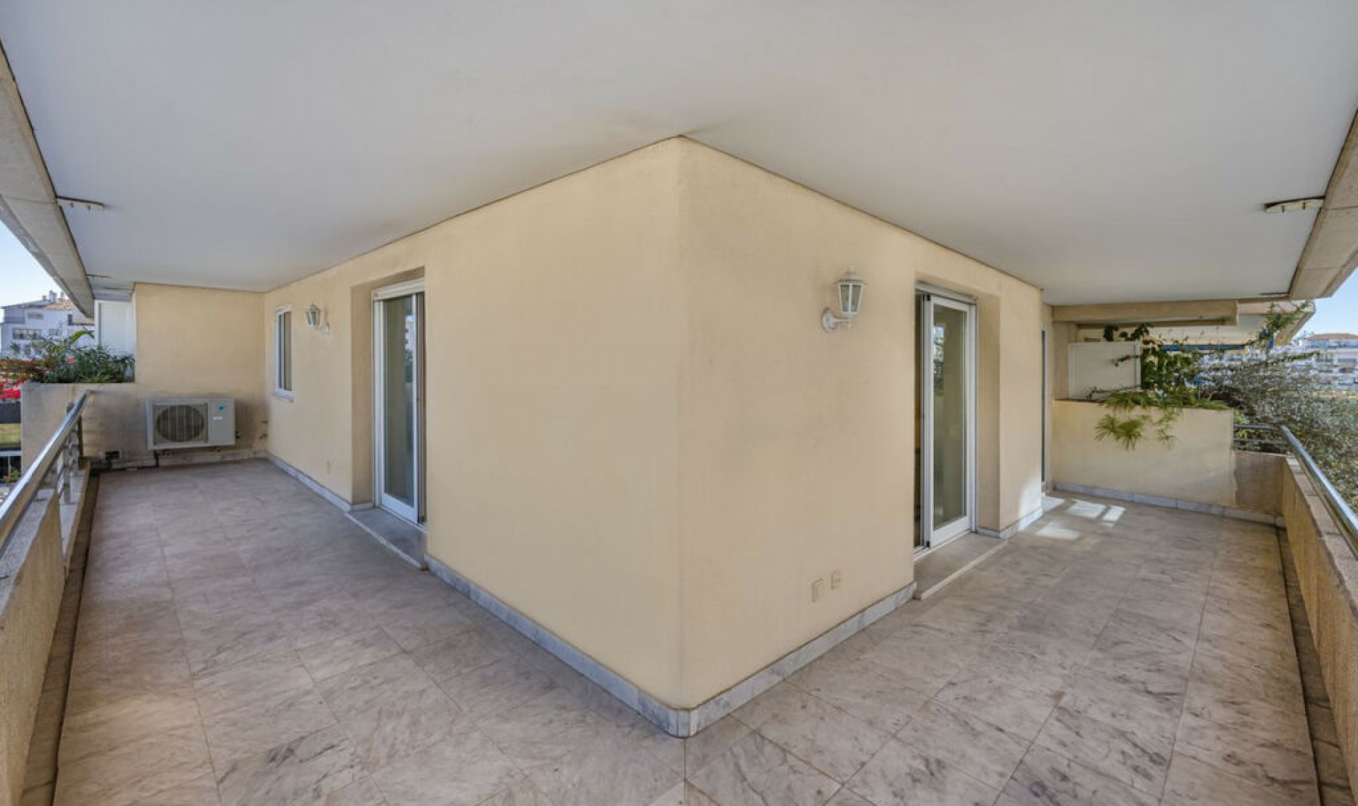 Resale - Apartment -
Puerto Banús