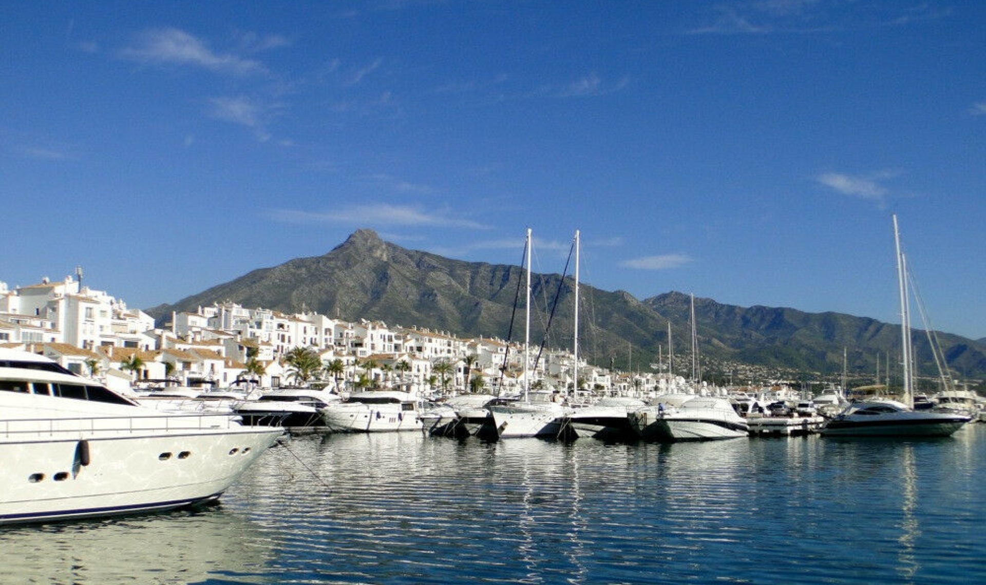 Resale - Apartment -
Puerto Banús