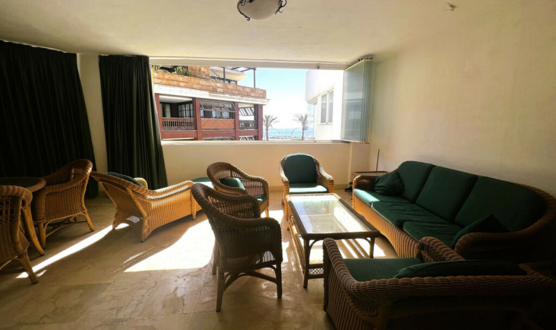 Resale - Apartment -
Puerto Banús