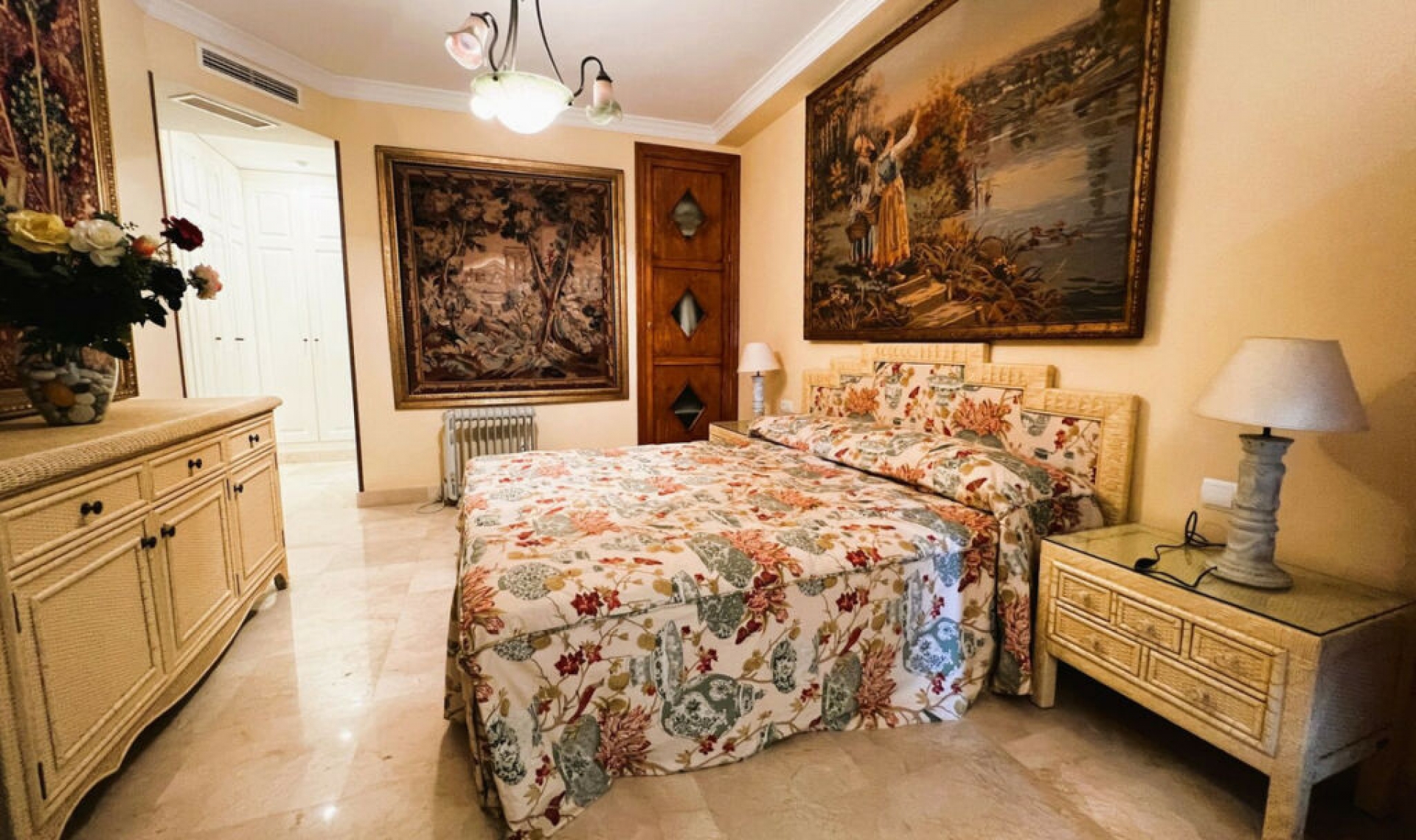 Resale - Apartment -
Puerto Banús