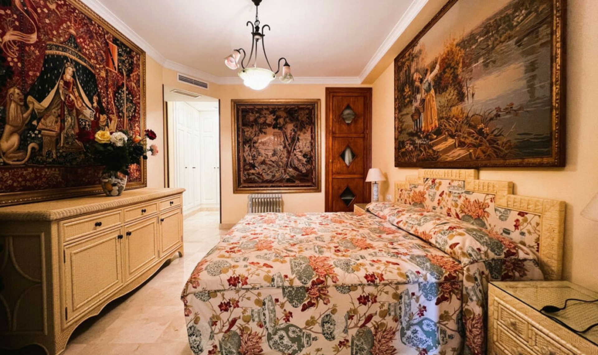 Resale - Apartment -
Puerto Banús