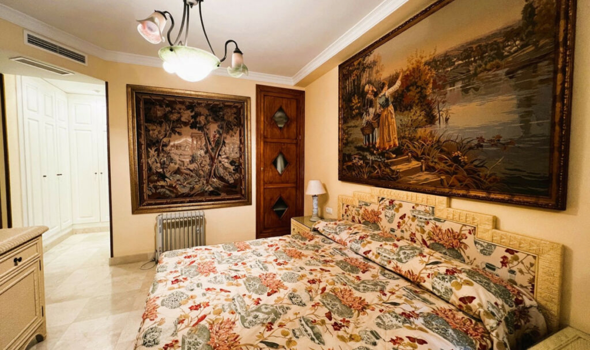 Resale - Apartment -
Puerto Banús