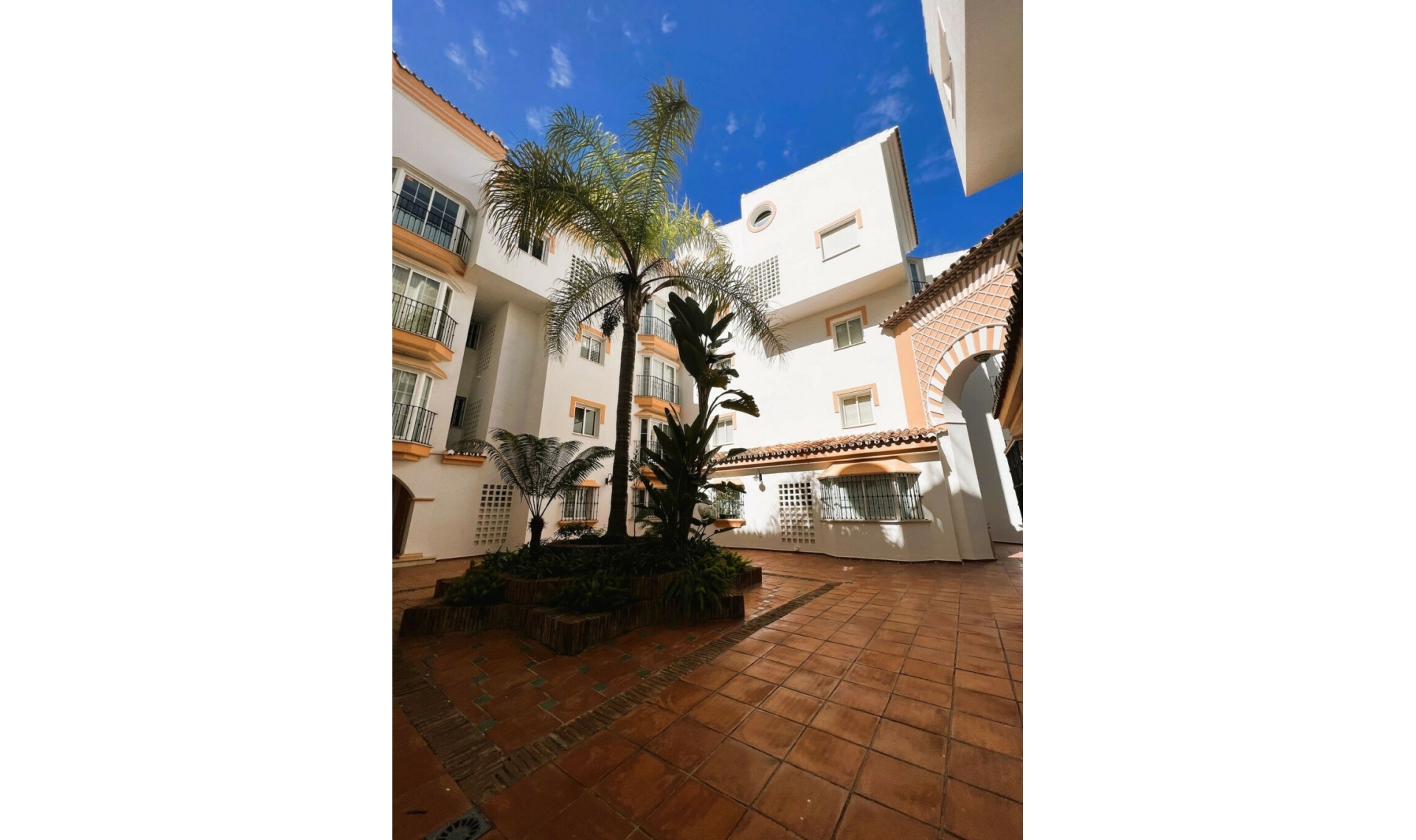 Resale - Apartment -
Puerto Banús