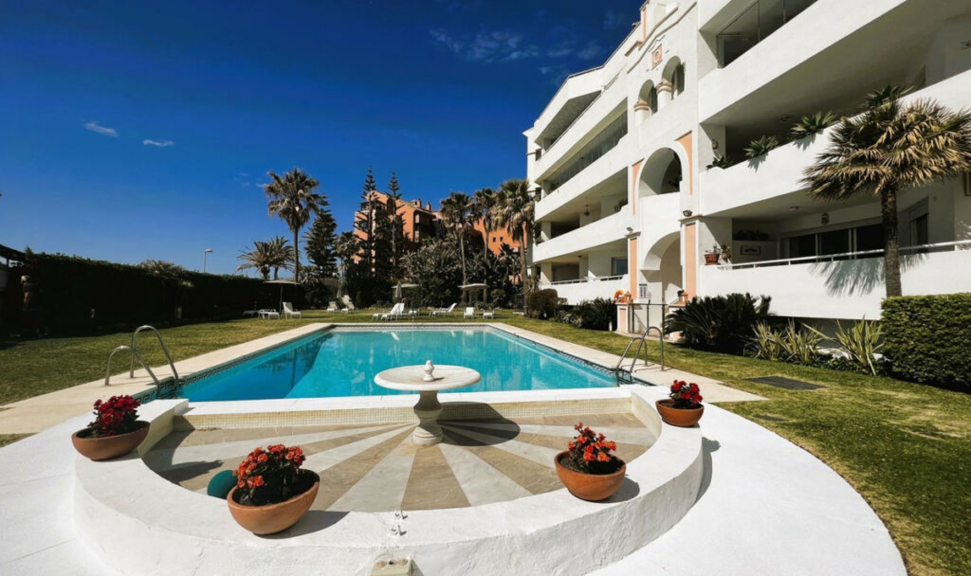 Resale - Apartment -
Puerto Banús