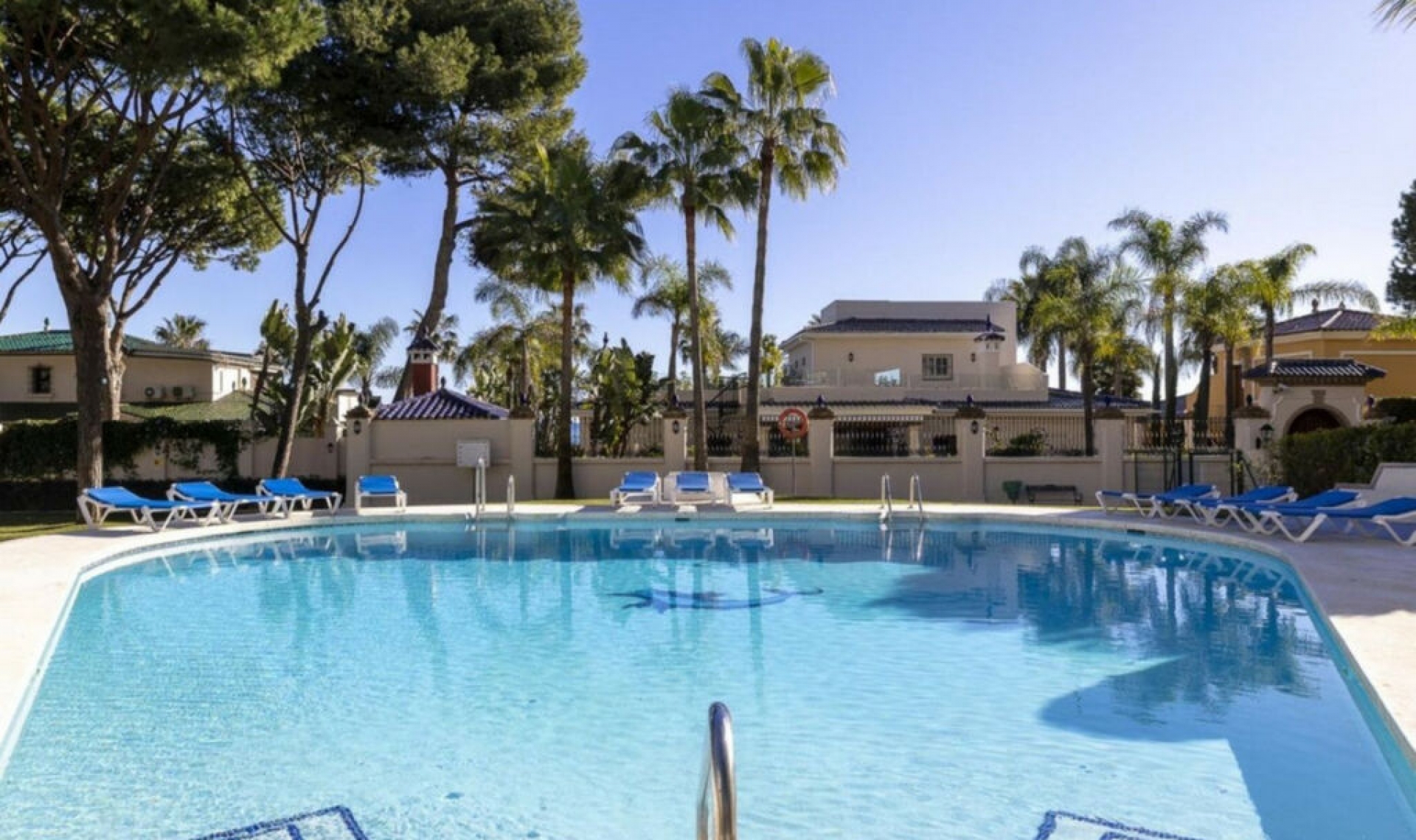 Resale - Apartment -
Puerto Banús