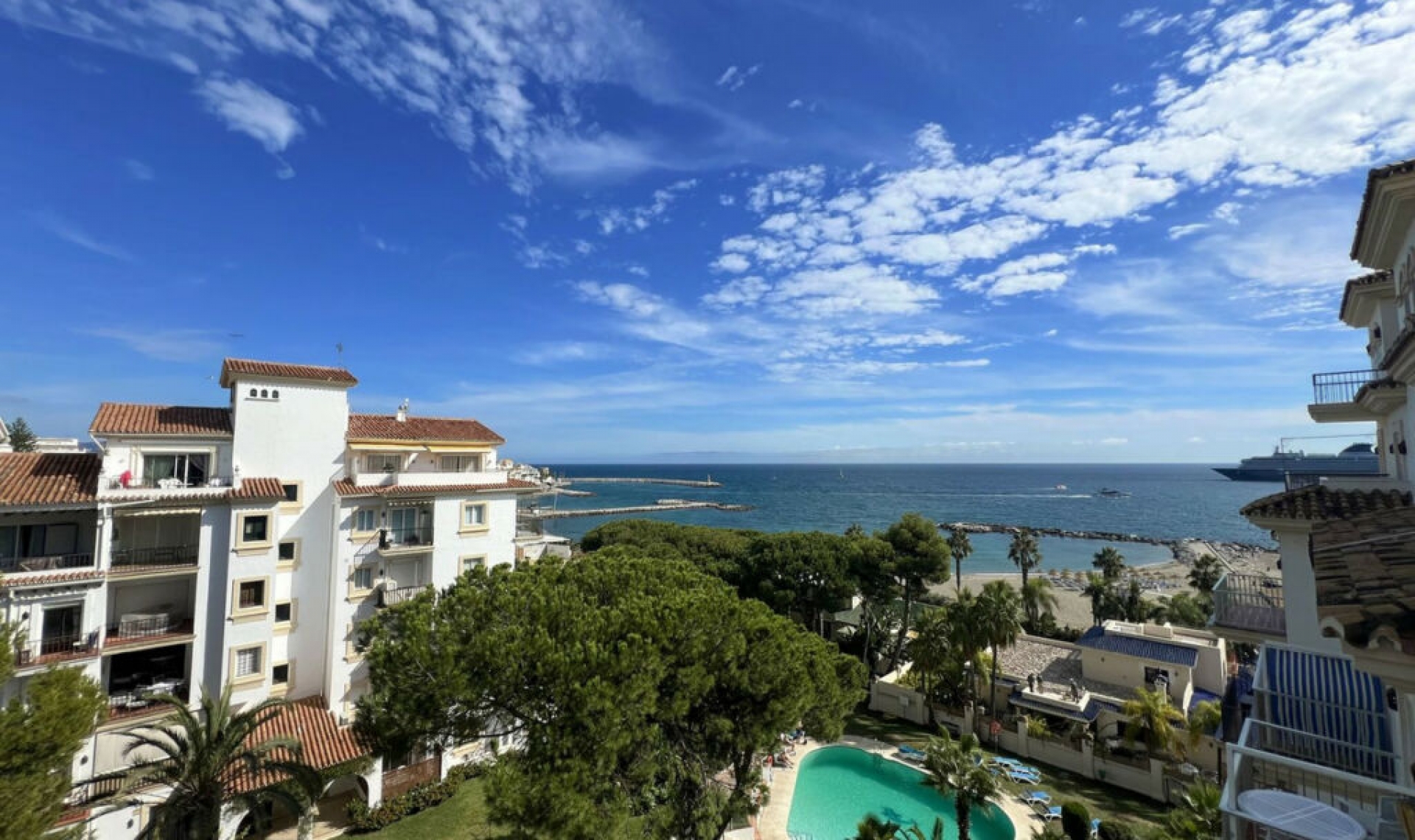 Resale - Apartment -
Puerto Banús