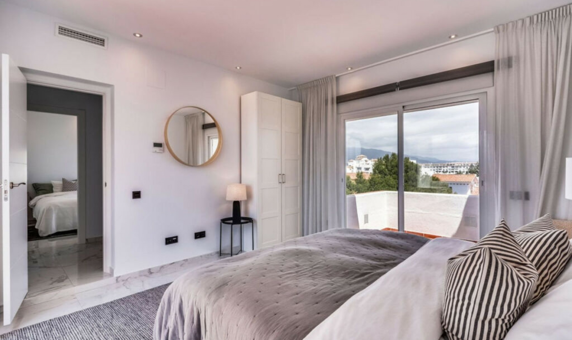 Resale - Apartment -
Puerto Banús