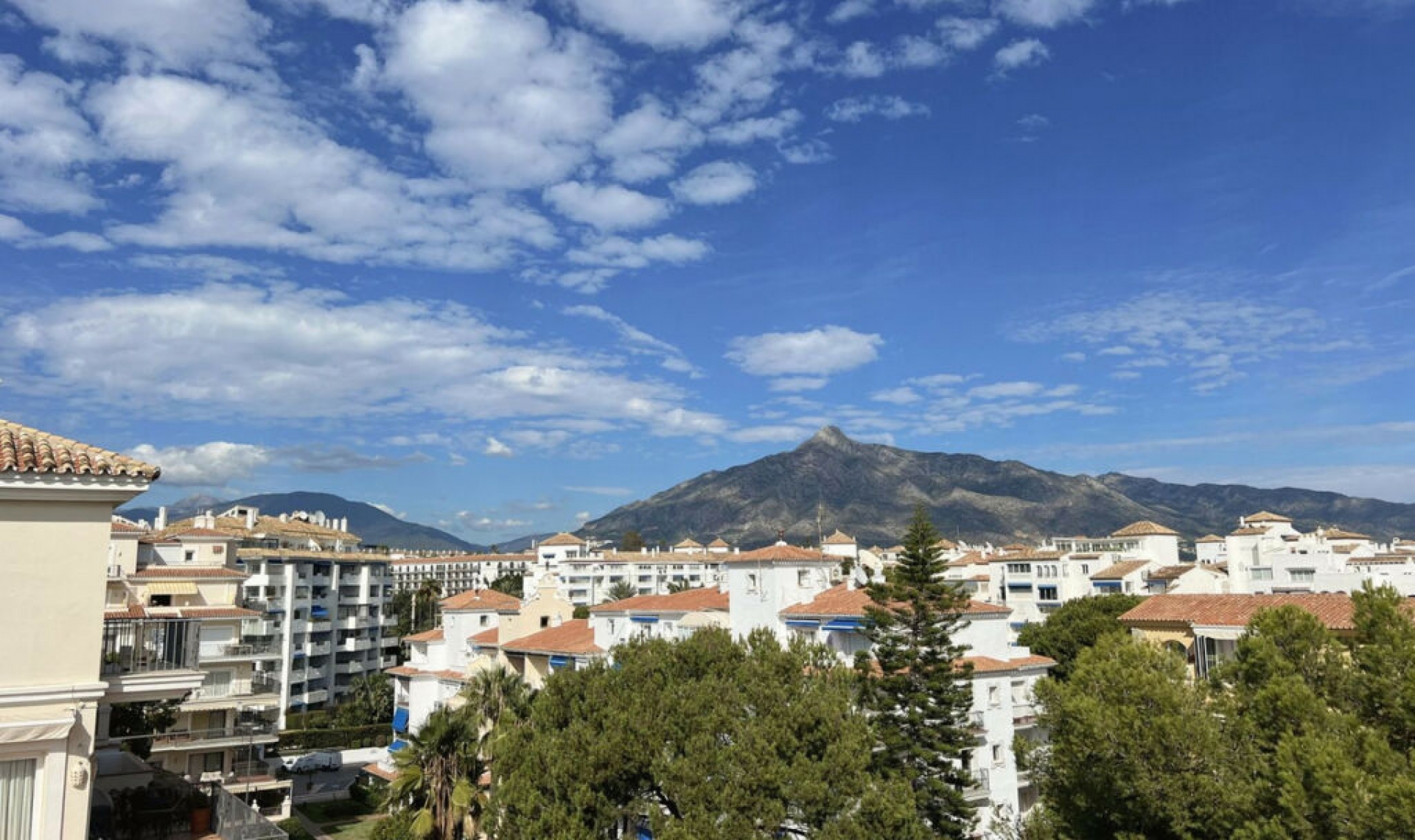 Resale - Apartment -
Puerto Banús