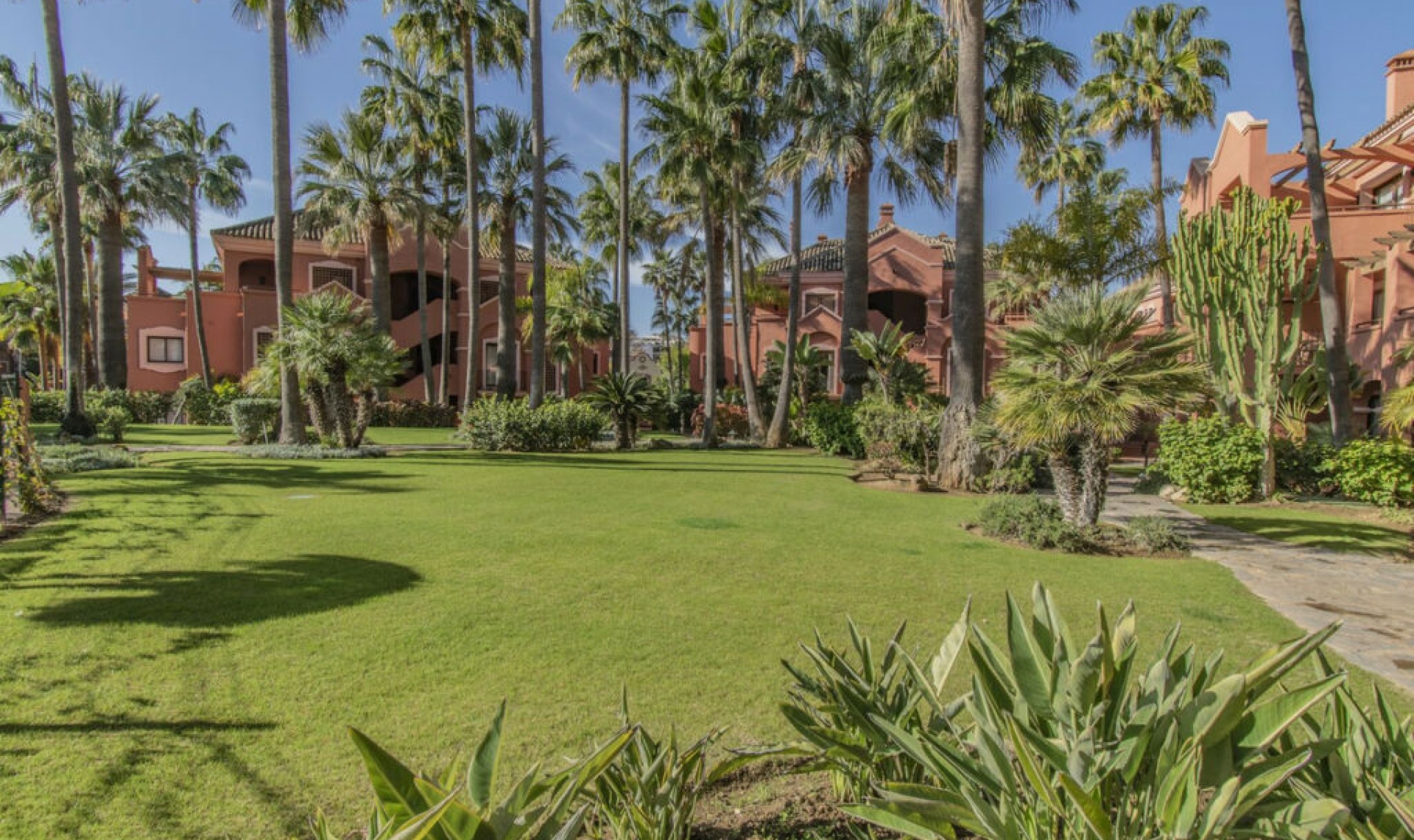 Resale - Apartment -
Puerto Banús