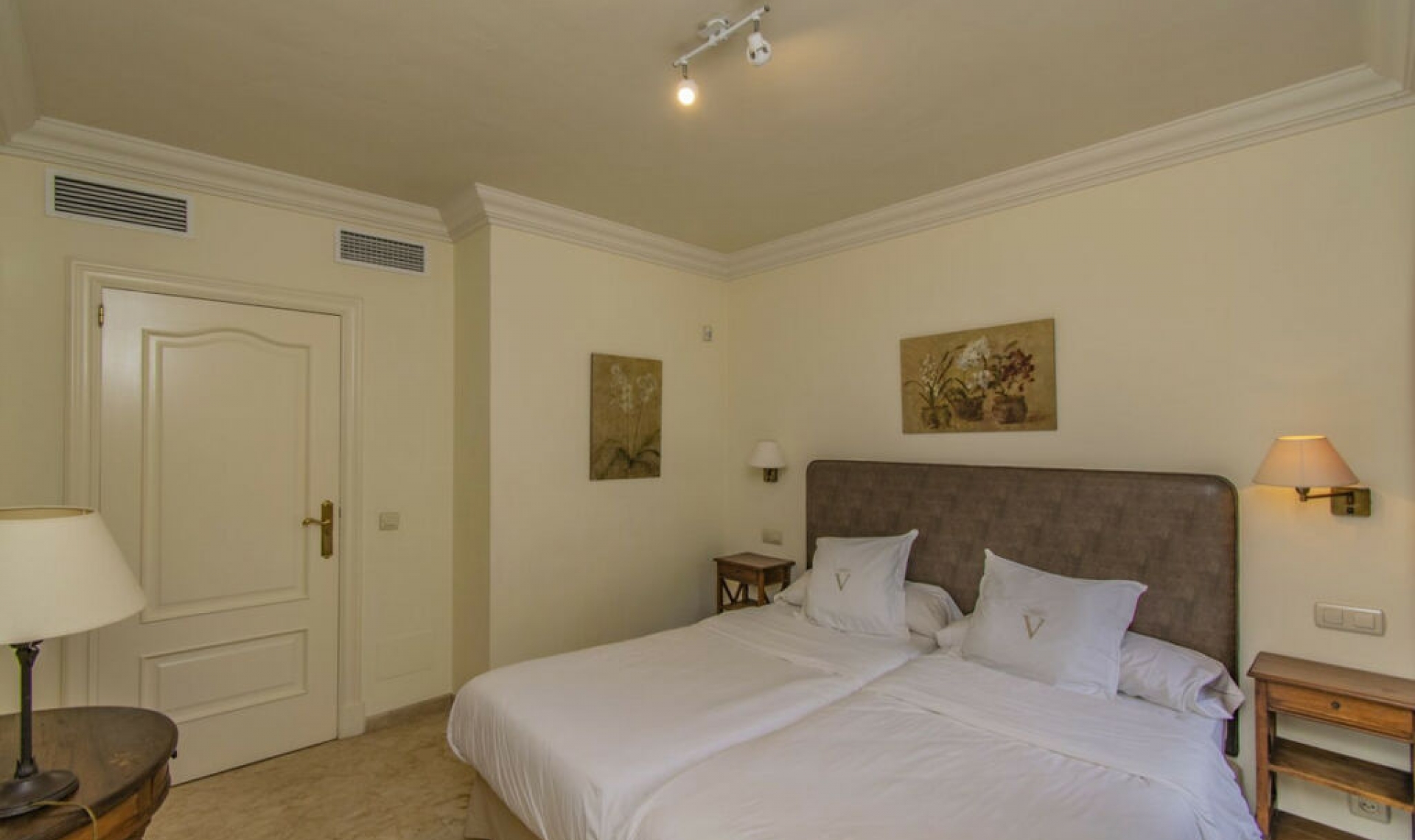 Resale - Apartment -
Puerto Banús