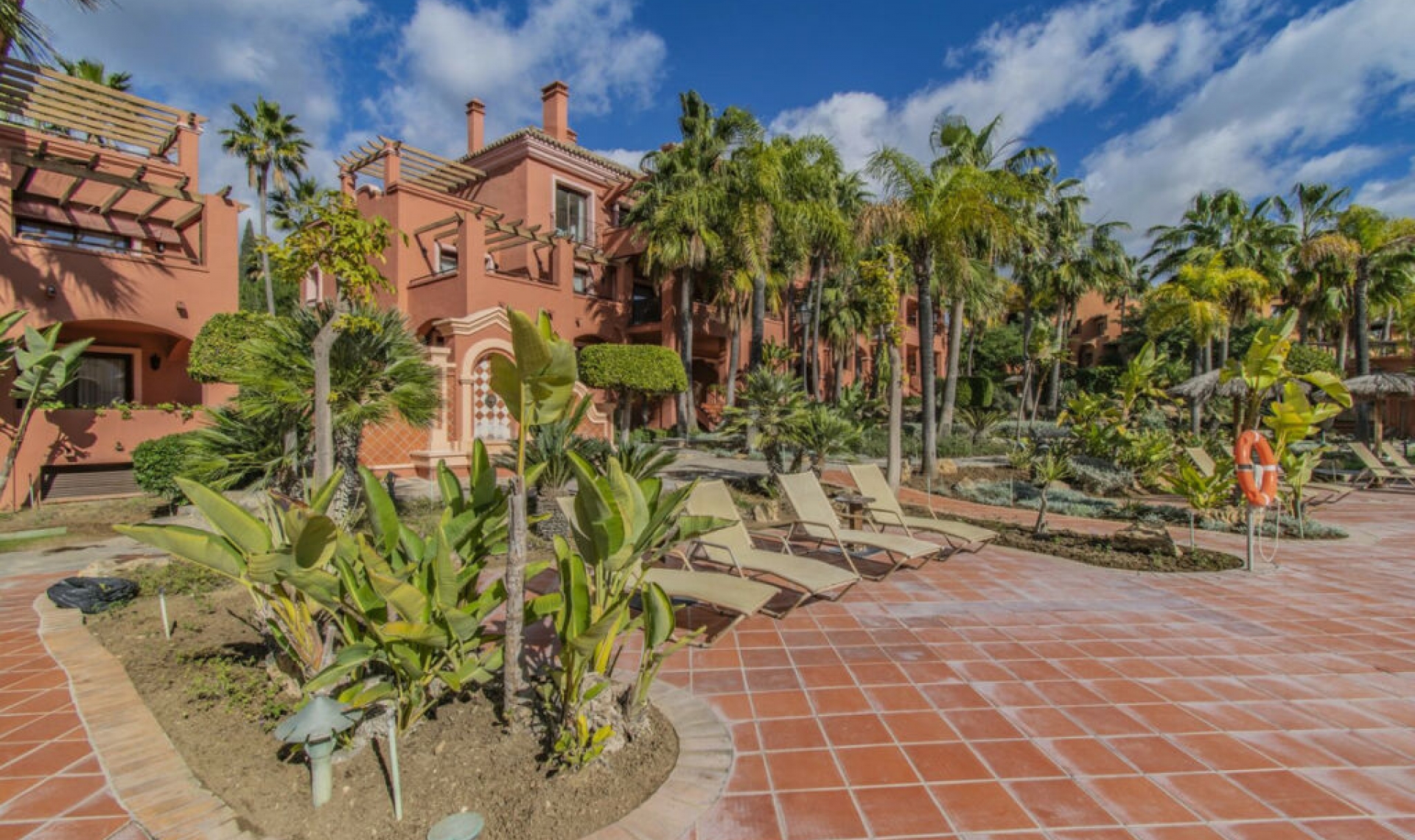 Resale - Apartment -
Puerto Banús