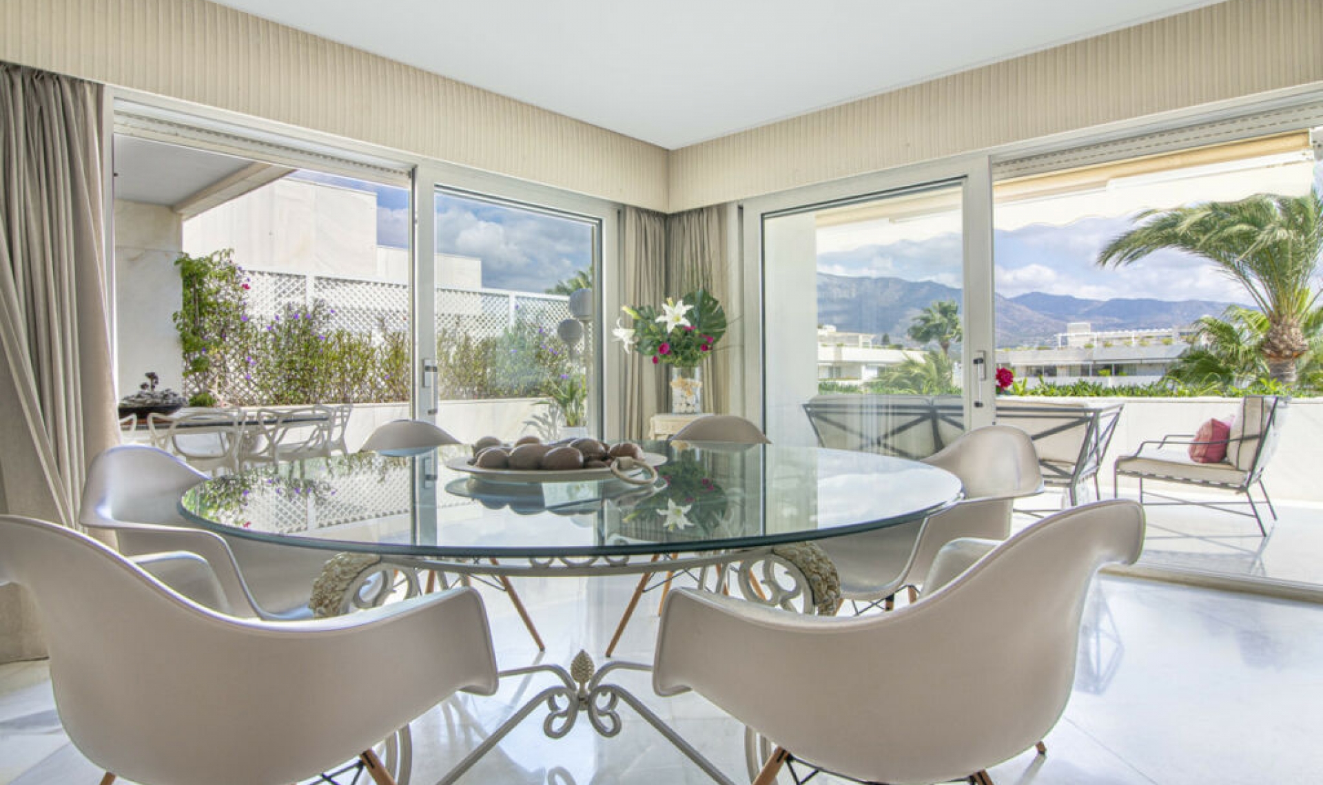 Resale - Apartment -
Puerto Banús