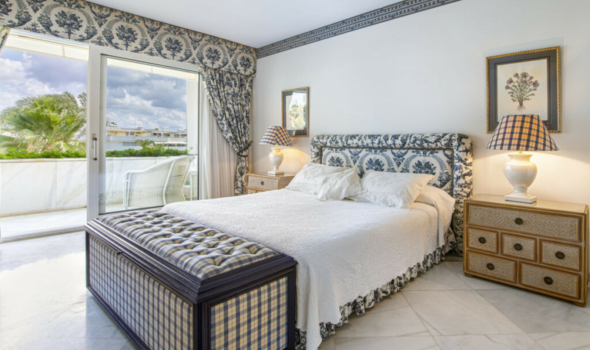 Resale - Apartment -
Puerto Banús
