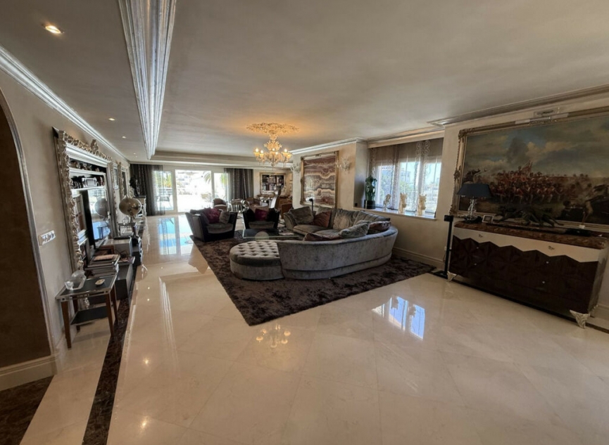 Resale - Apartment -
Puerto Banús