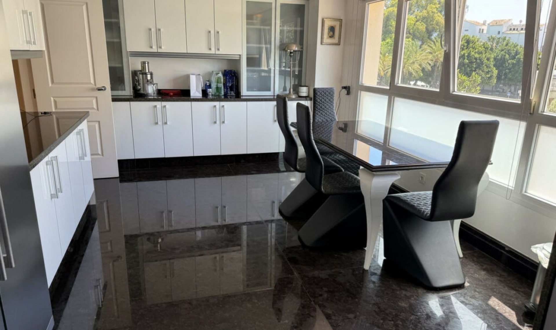 Resale - Apartment -
Puerto Banús